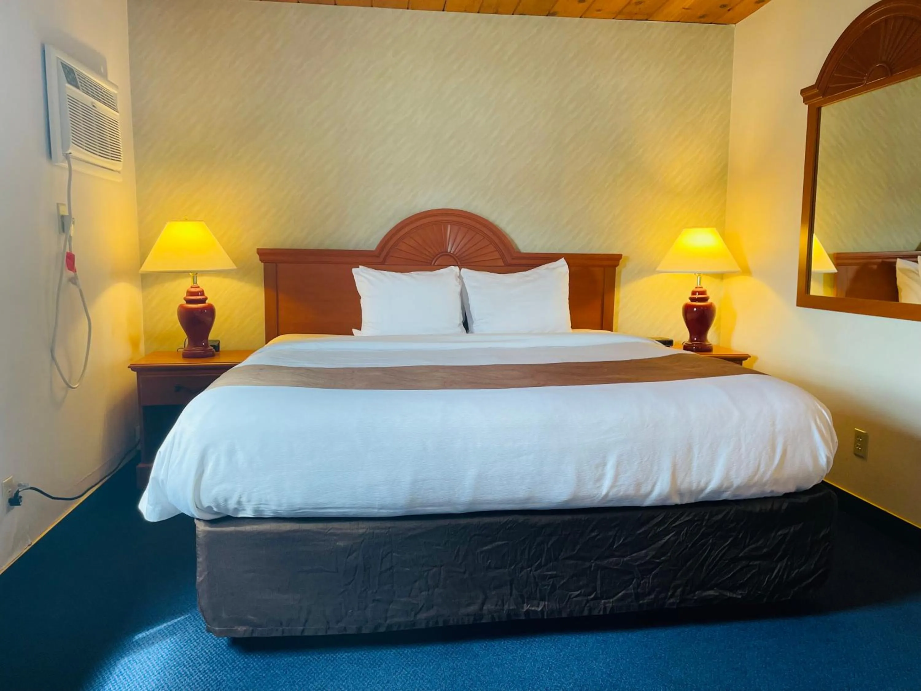 Bedroom, Bed in America's Best Value Inn Sandpoint