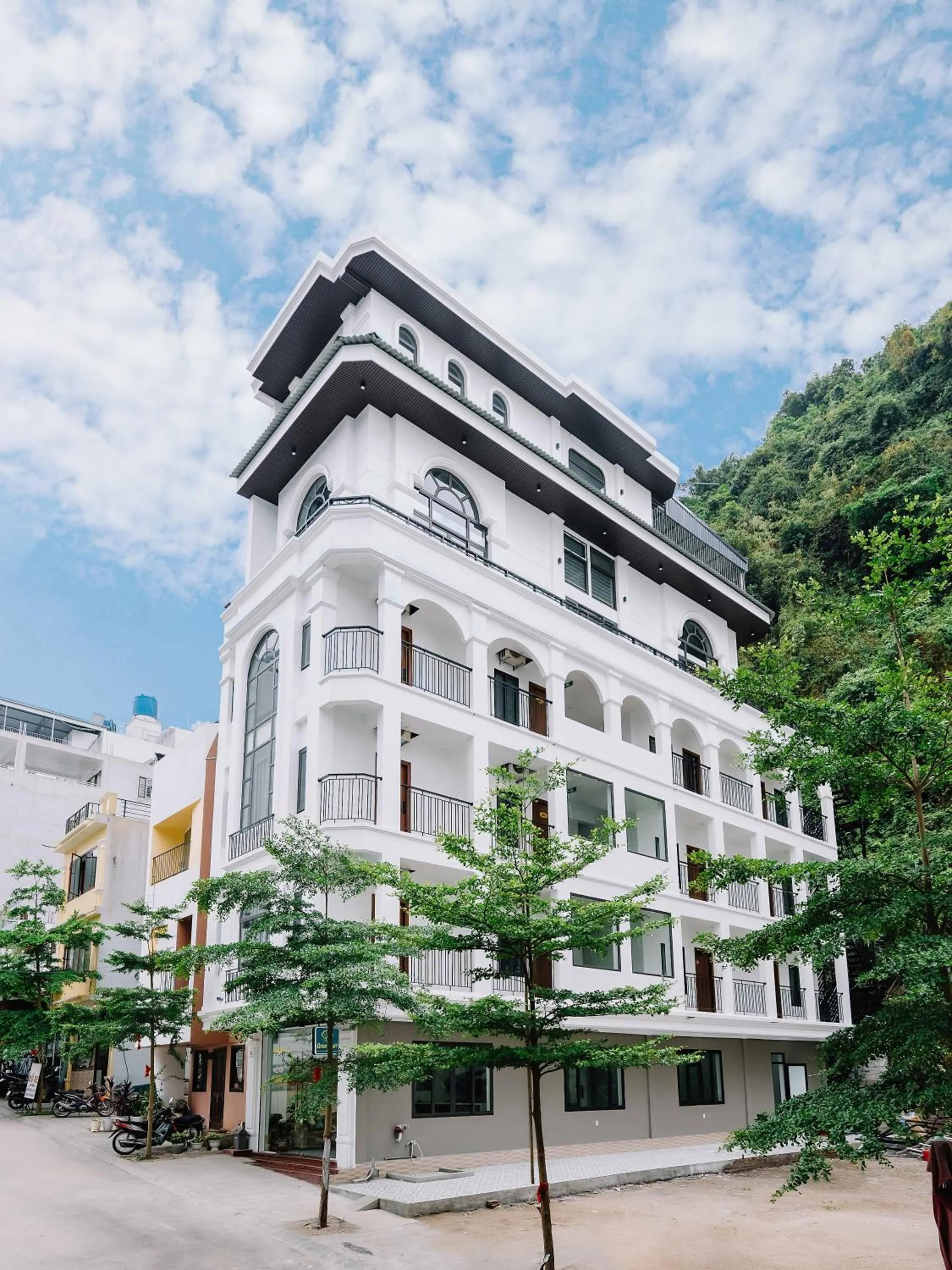 Property building in Cat Ba Green Pearl Hotel