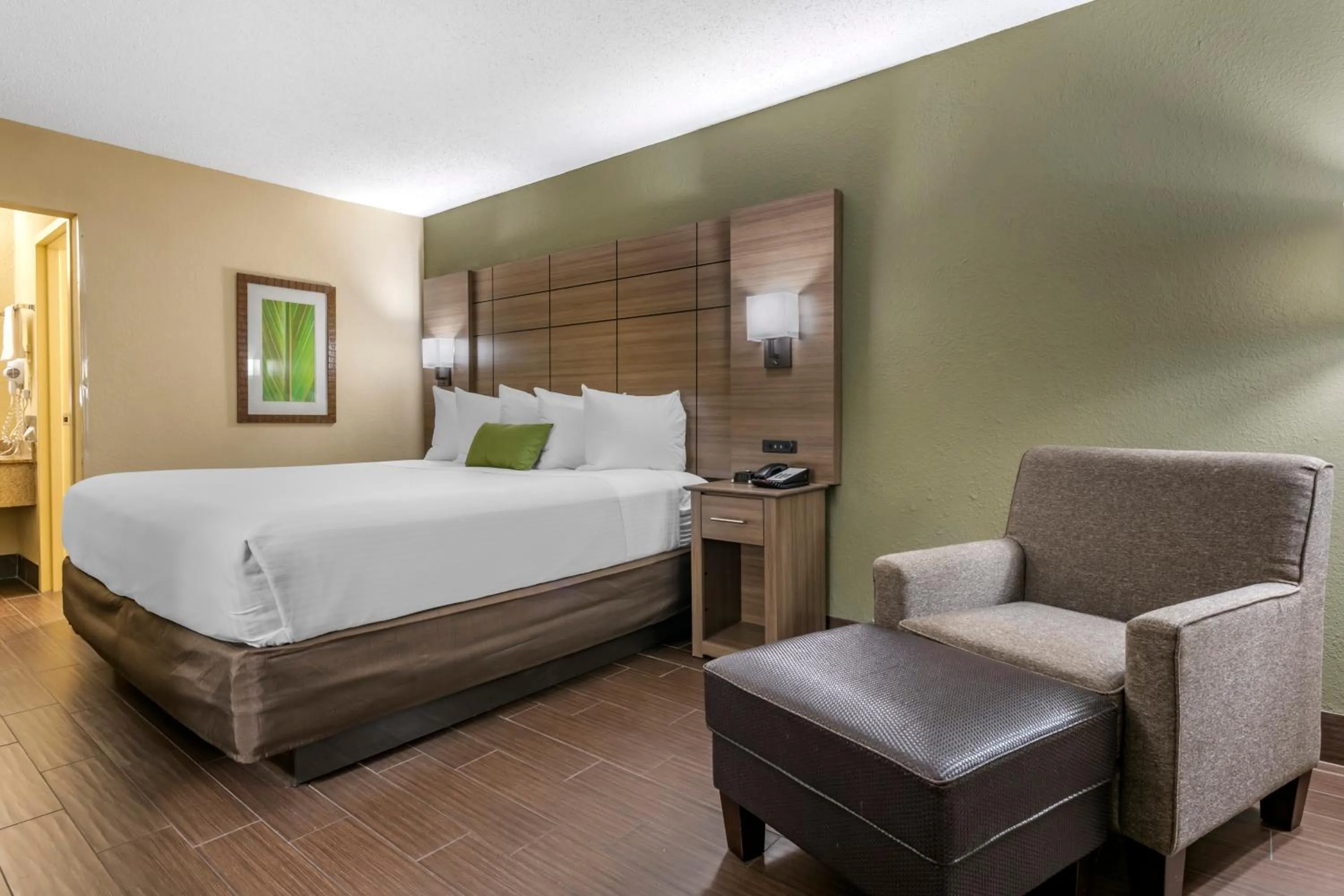 Photo of the whole room, Bed in Best Western Downtown Stuart