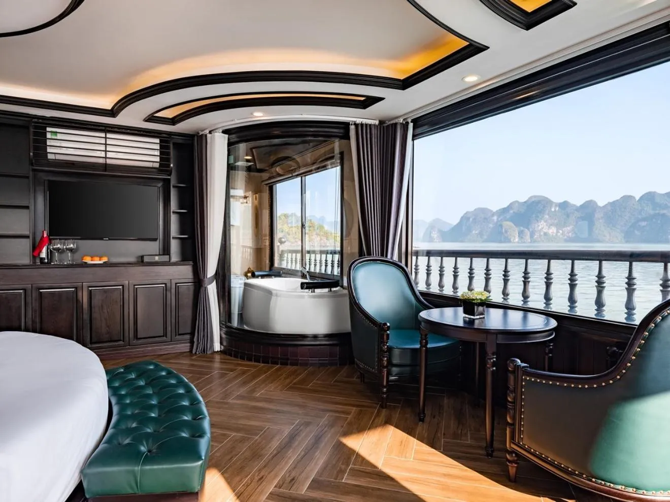 Decorative detail in Rita Cruise