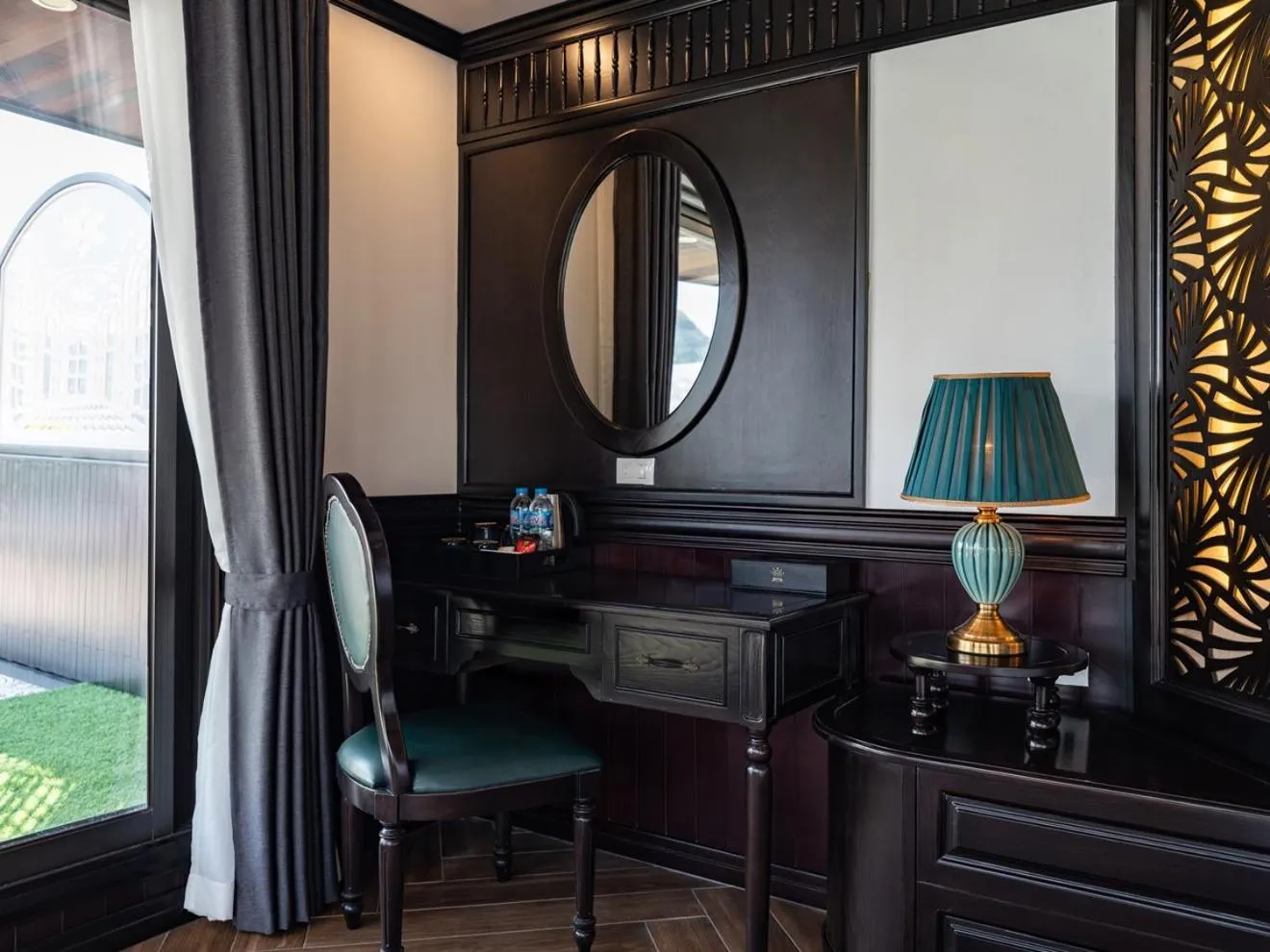 Decorative detail in Rita Cruise