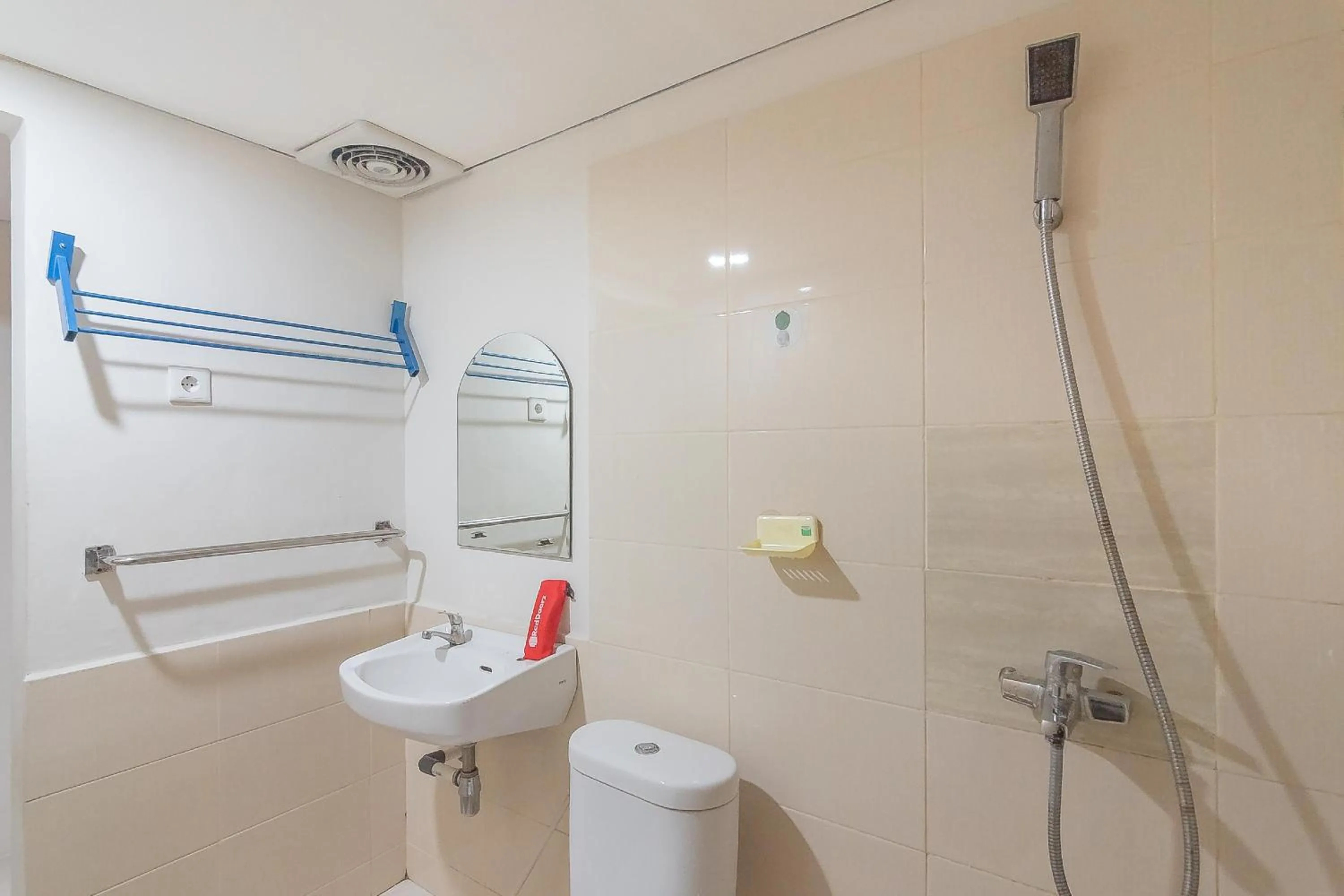 Bathroom in RedDoorz Plus near Sepinggan Airport 3 Balikpapan