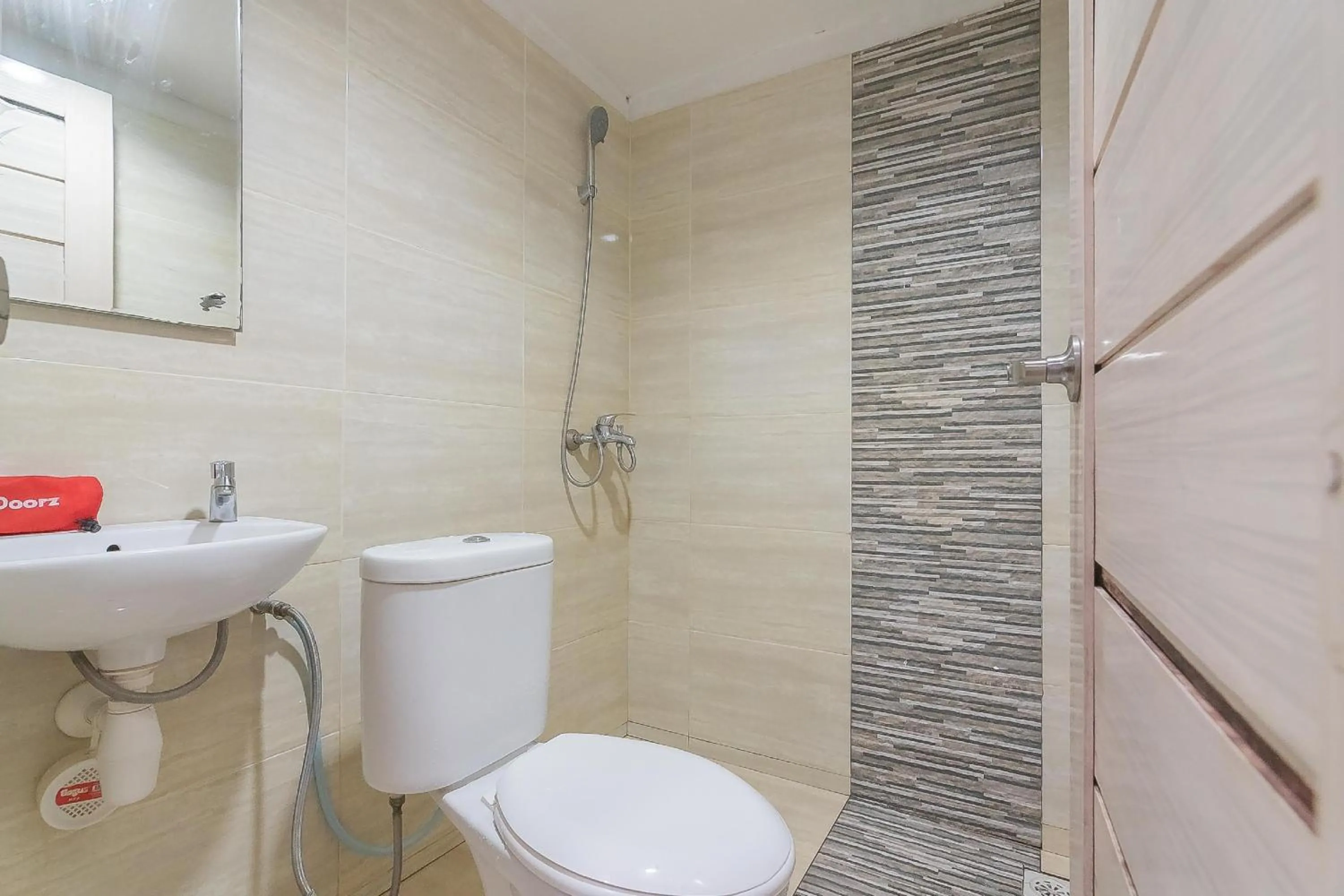 Bathroom in RedDoorz Plus near Sepinggan Airport 3 Balikpapan