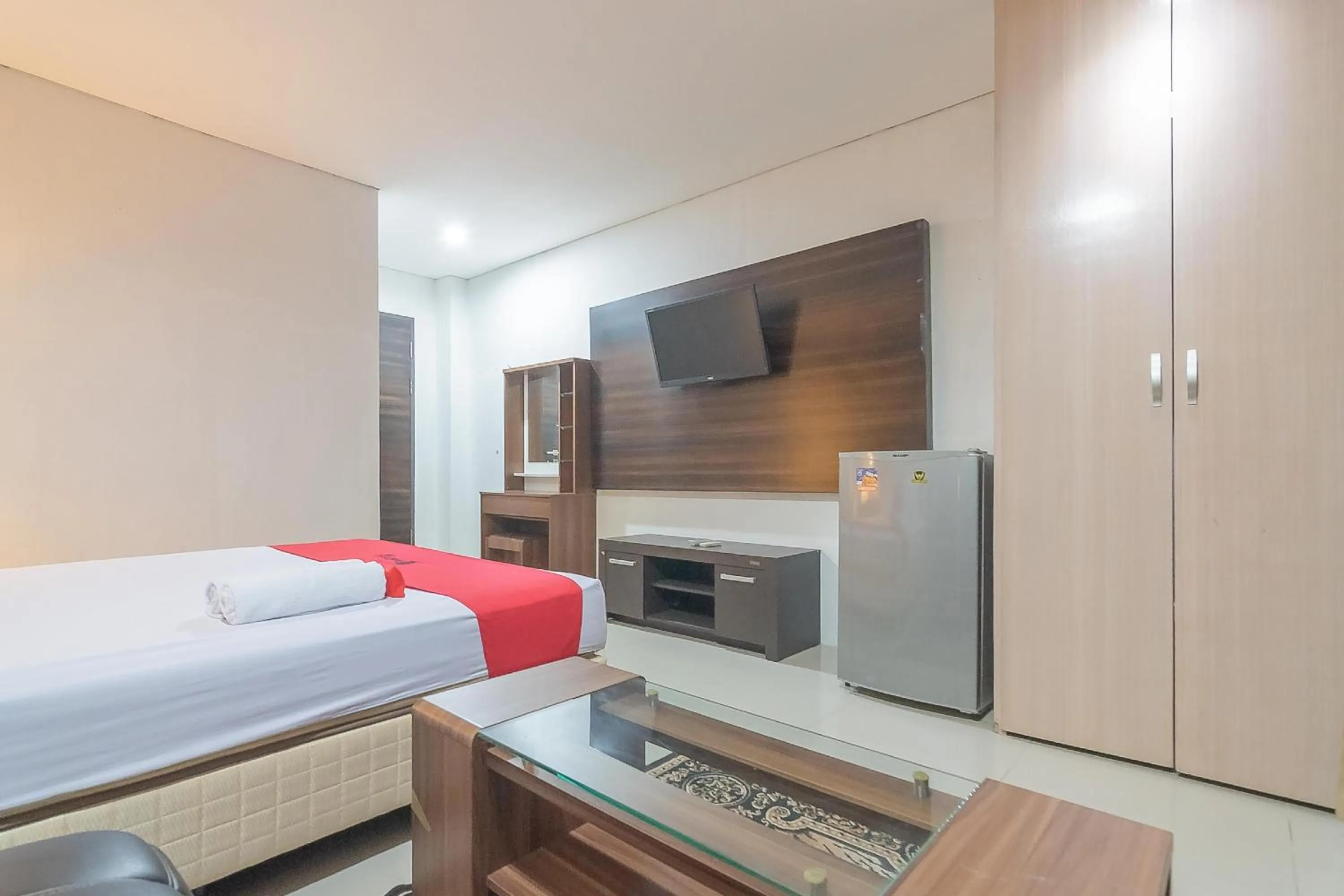 TV and multimedia, Bed in RedDoorz Plus near Sepinggan Airport 3 Balikpapan