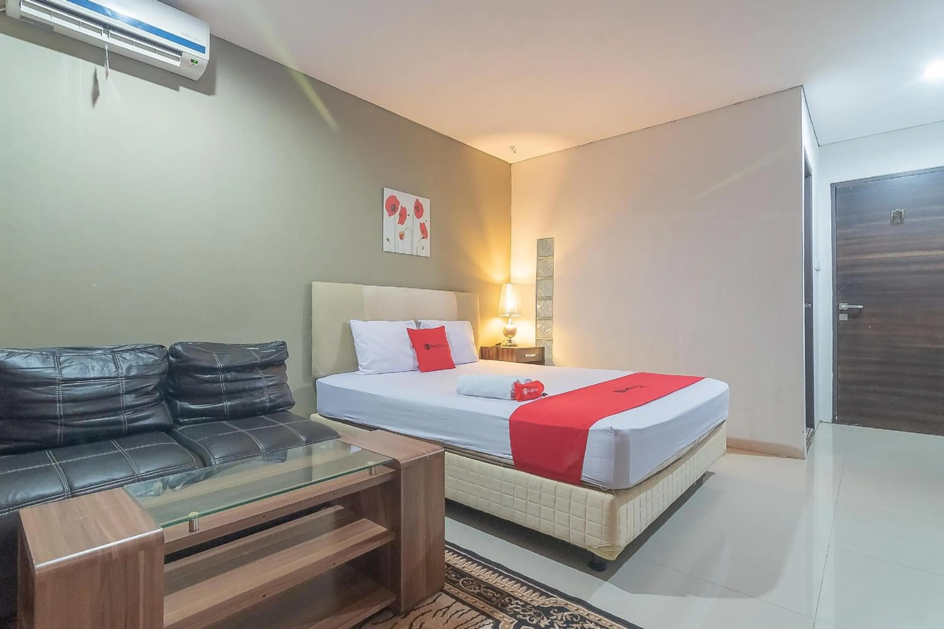 Bedroom, Bed in RedDoorz Plus near Sepinggan Airport 3 Balikpapan