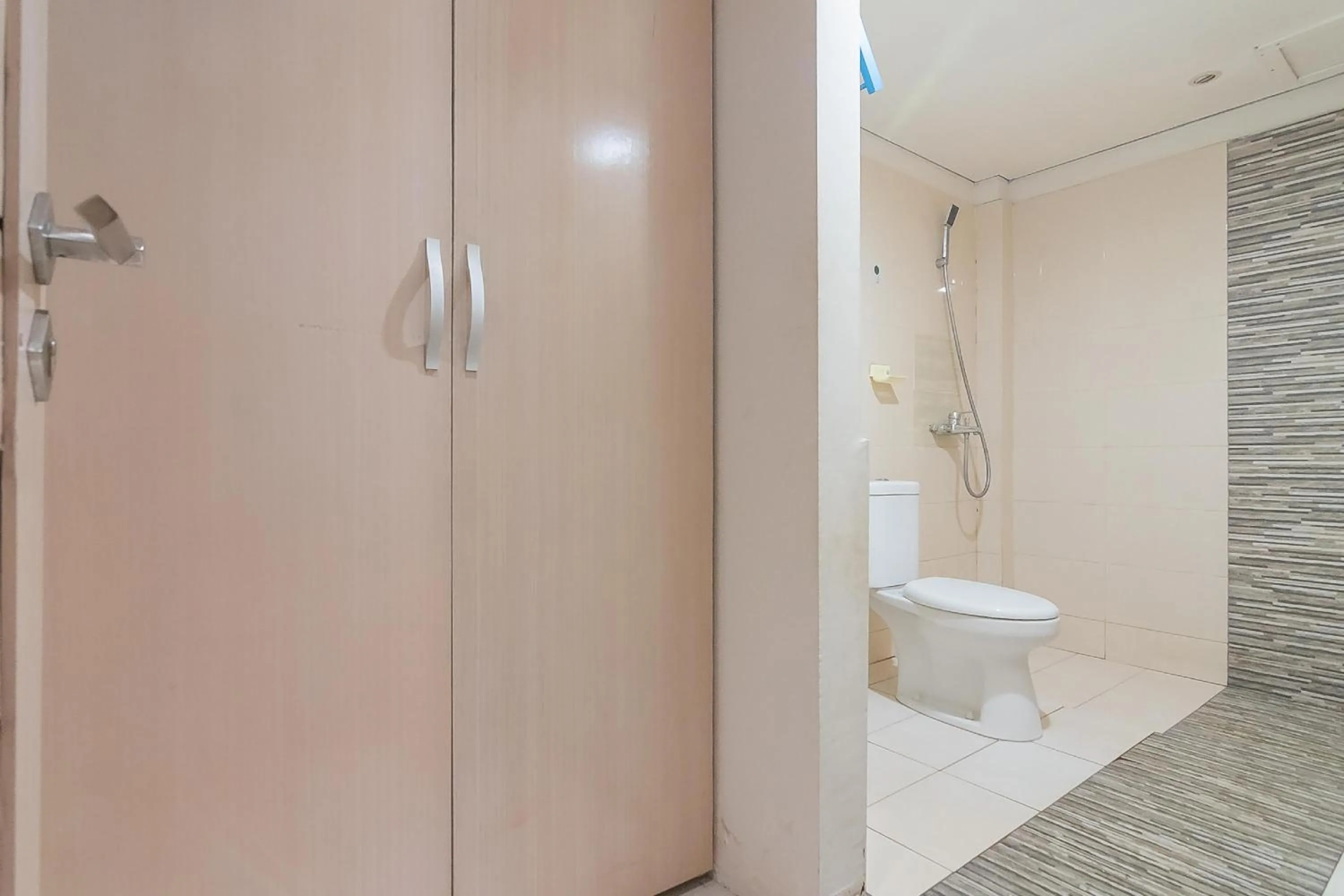 Bathroom in RedDoorz Plus near Sepinggan Airport 3 Balikpapan