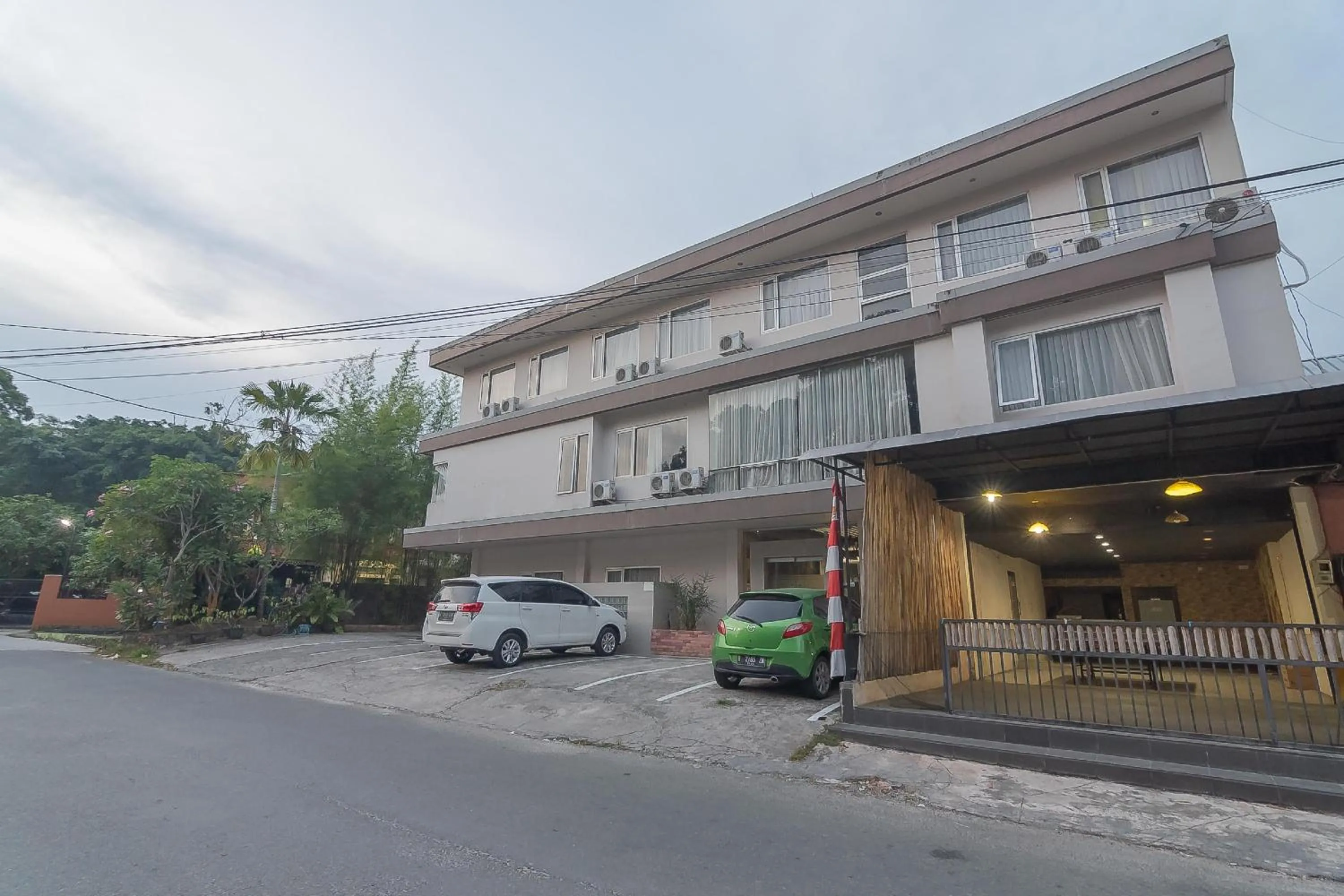 Property building in RedDoorz Plus near Sepinggan Airport 3 Balikpapan