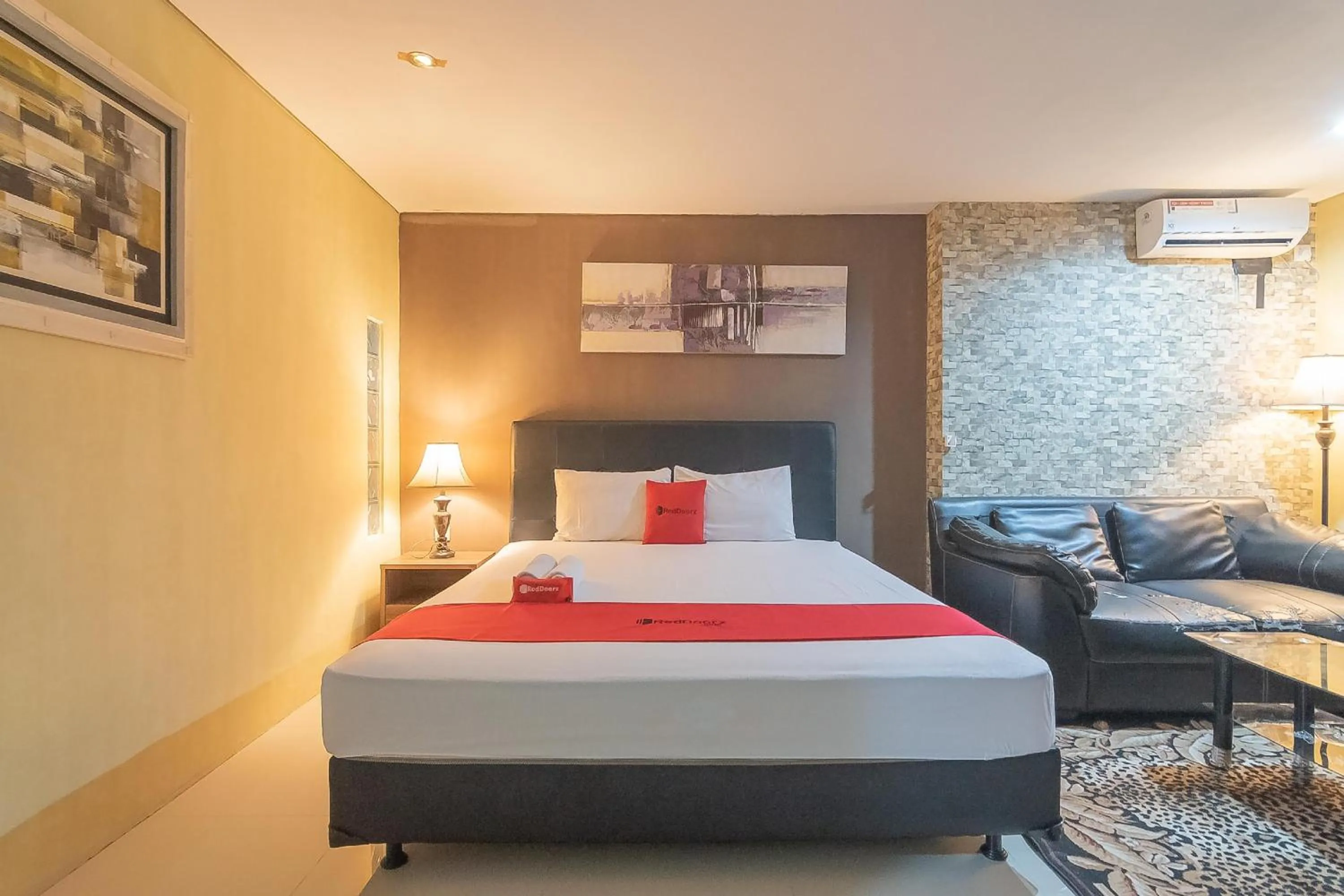 Bedroom, Bed in RedDoorz Plus near Sepinggan Airport 3 Balikpapan
