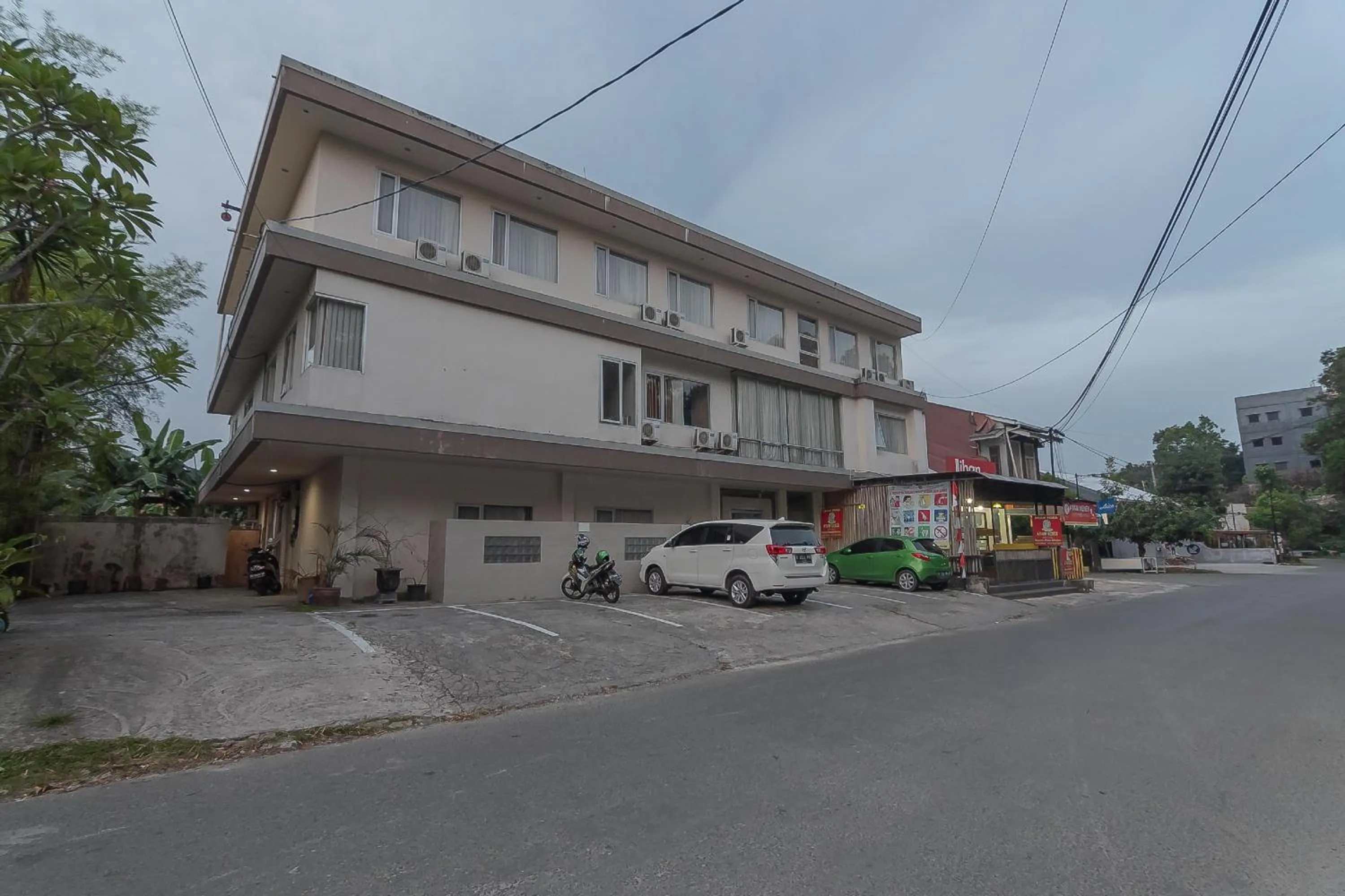 Property building in RedDoorz Plus near Sepinggan Airport 3 Balikpapan