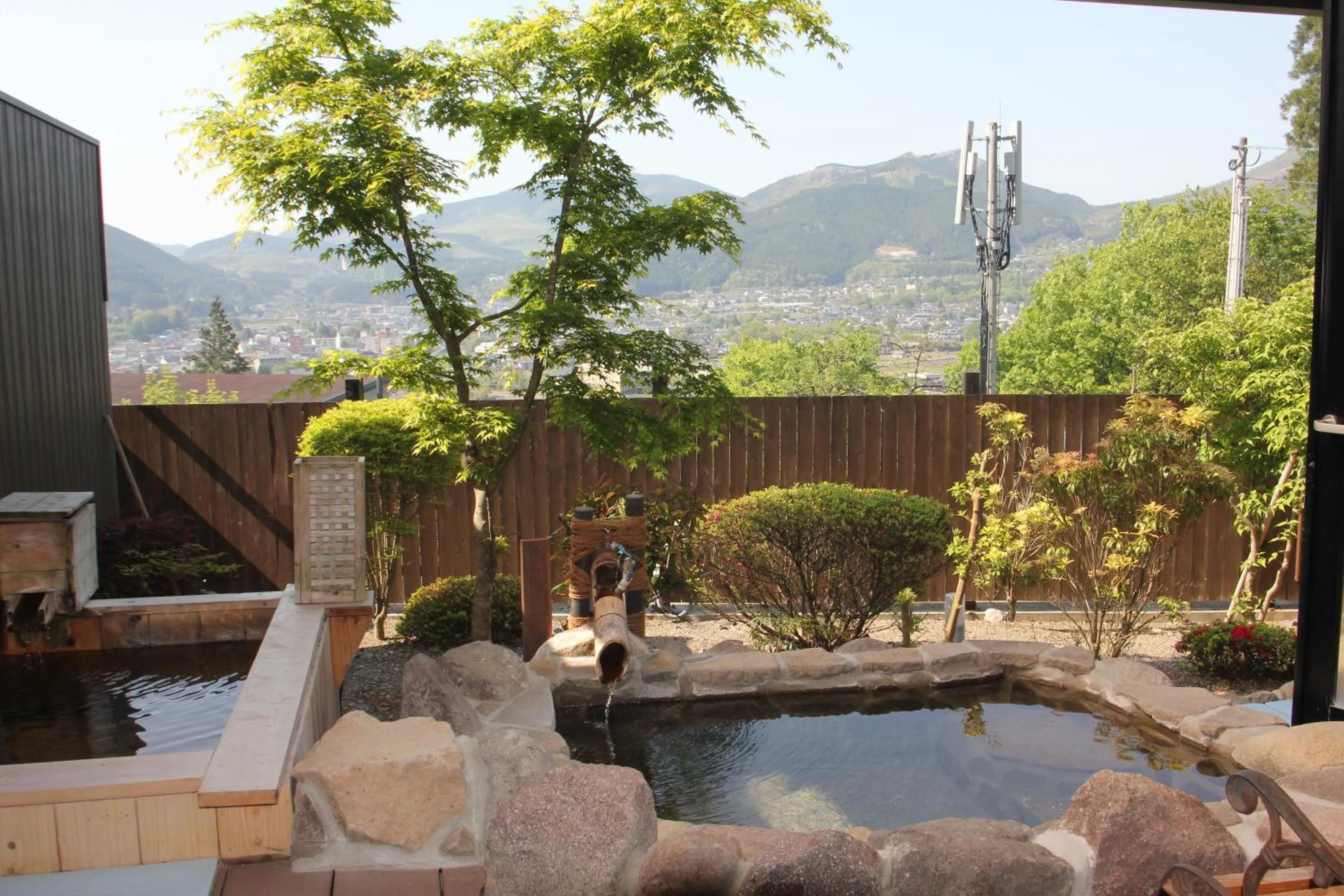 Hot Spring Bath in Yufuin-Sanso Waremokou
