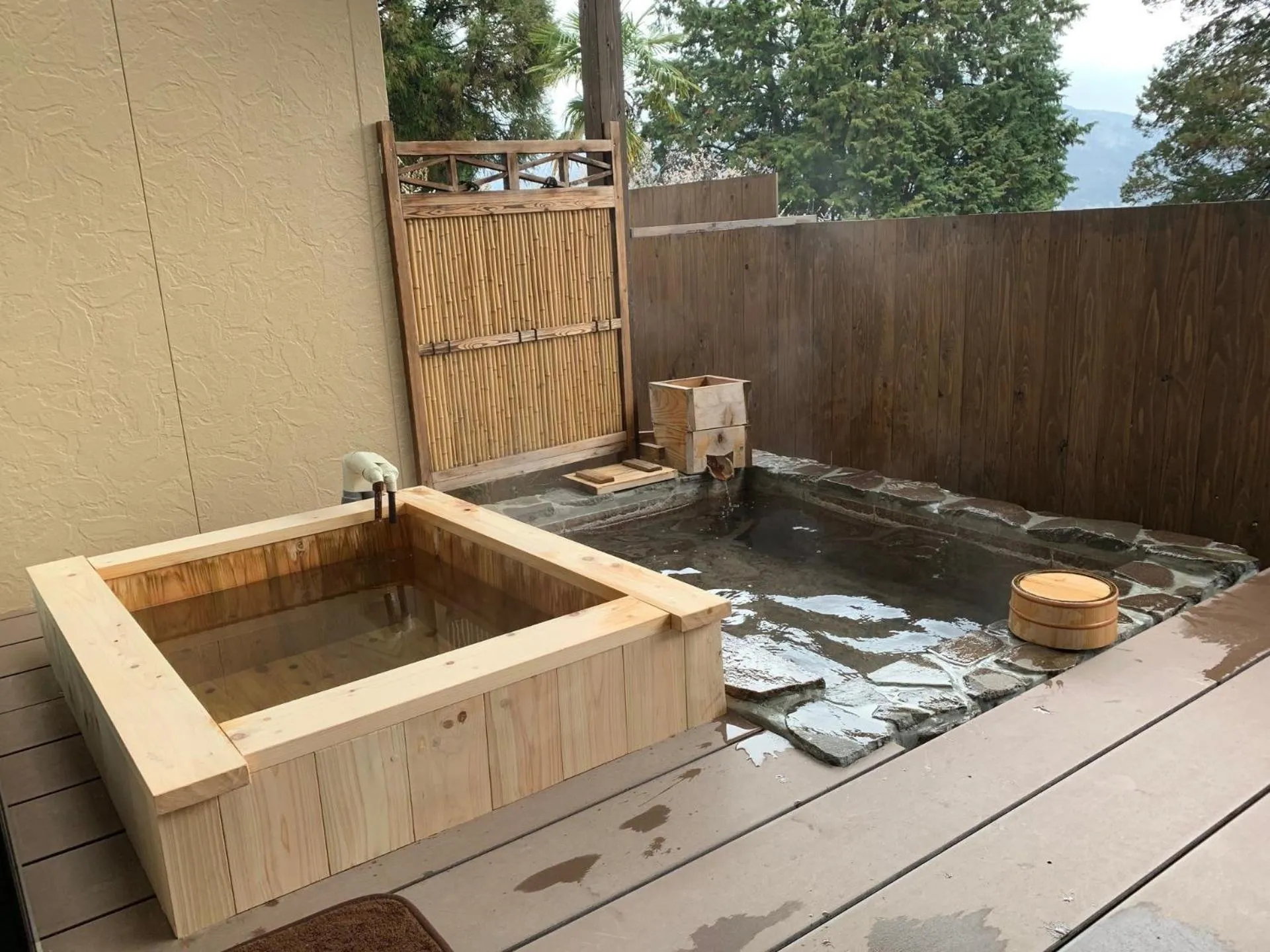 Hot Tub in Yufuin-Sanso Waremokou