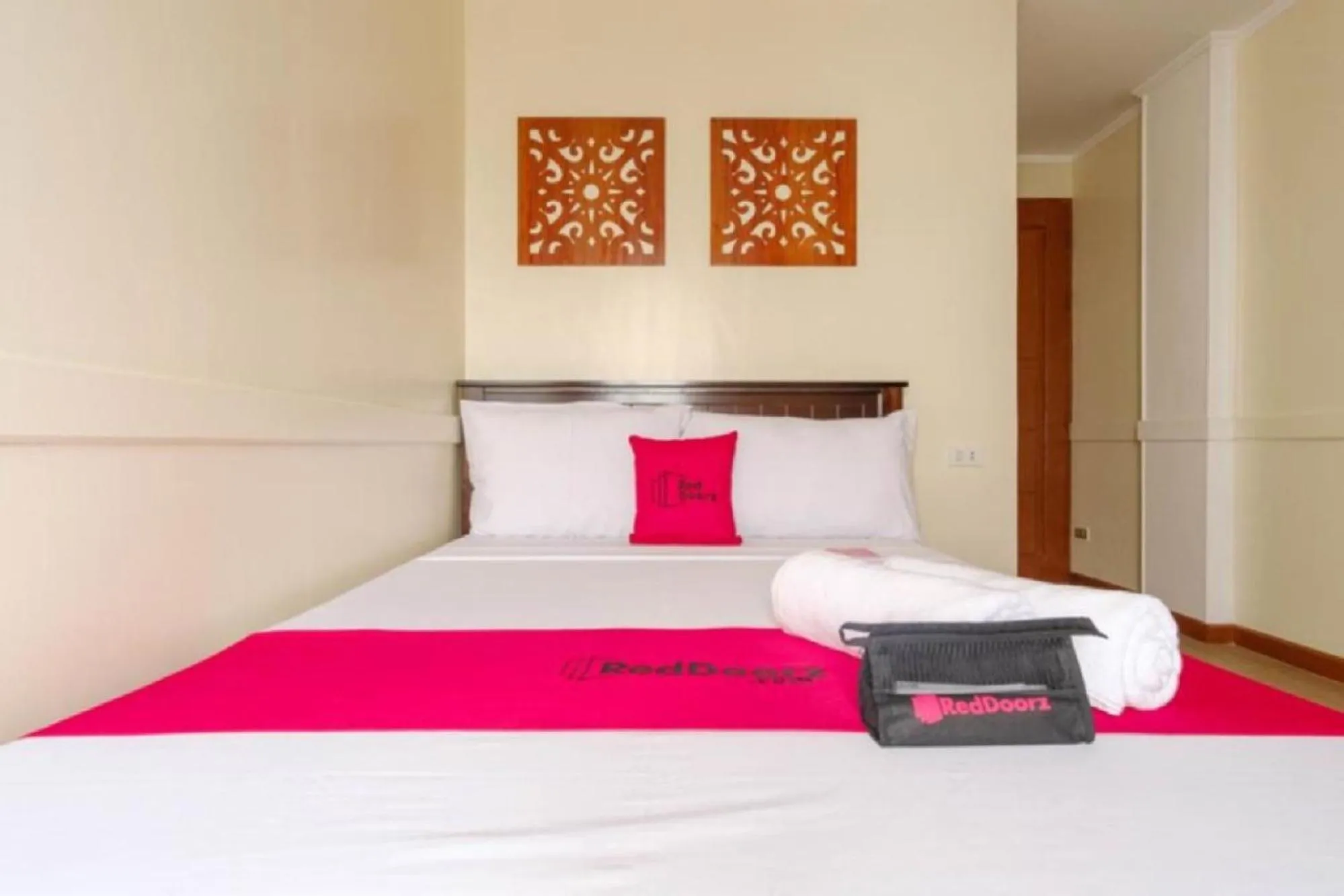 Bed in RedDoorz Plus near Johnson and Johnson Paranaque