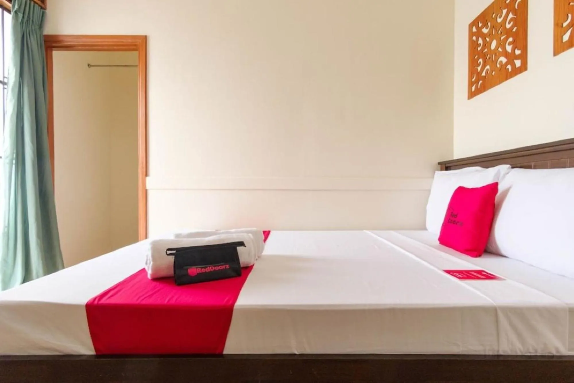 Photo of the whole room, Bed in RedDoorz Plus near Johnson and Johnson Paranaque