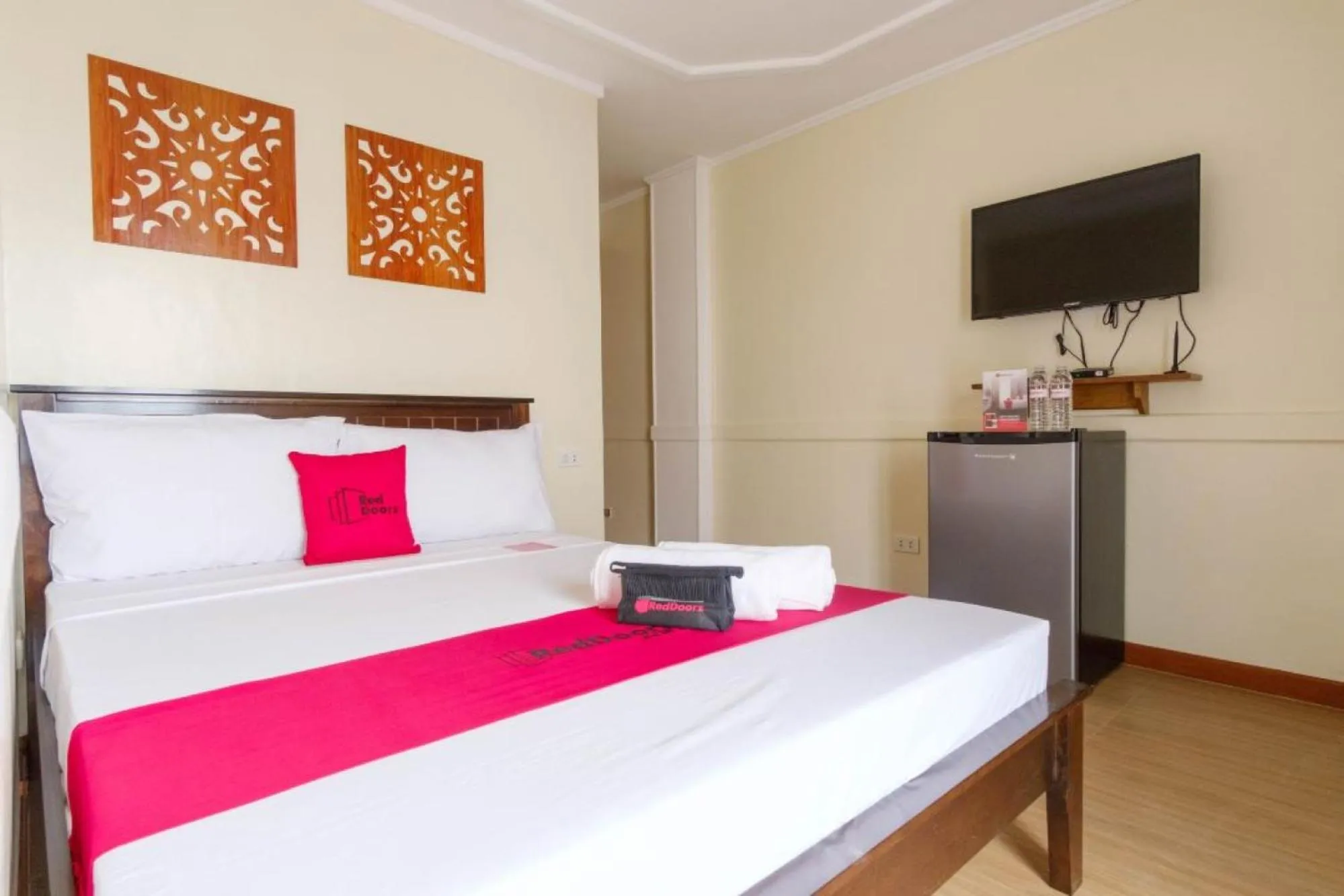 Bed in RedDoorz Plus near Johnson and Johnson Paranaque