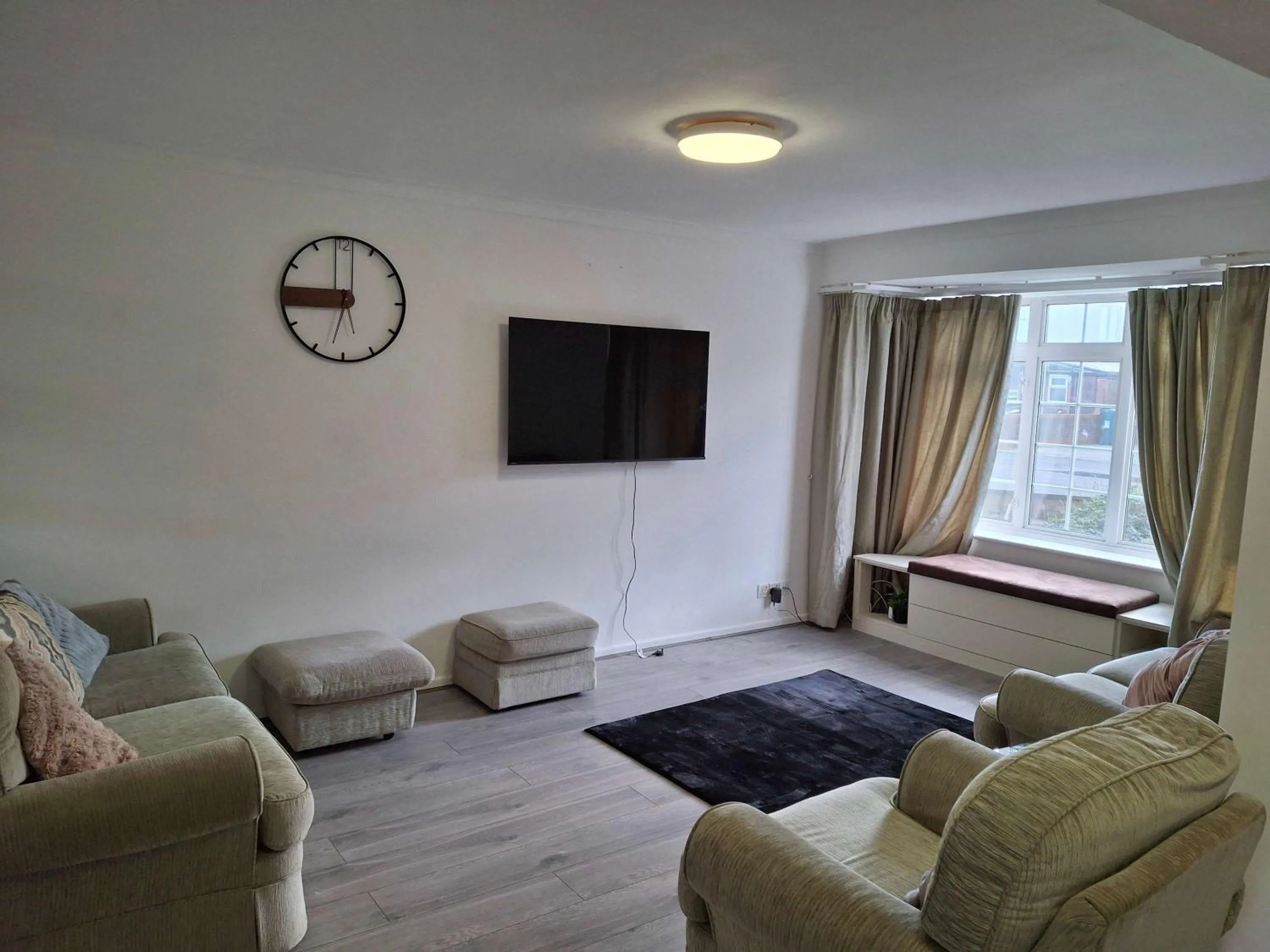 Nicely decorated 3 bedroom house near Heathrow, London