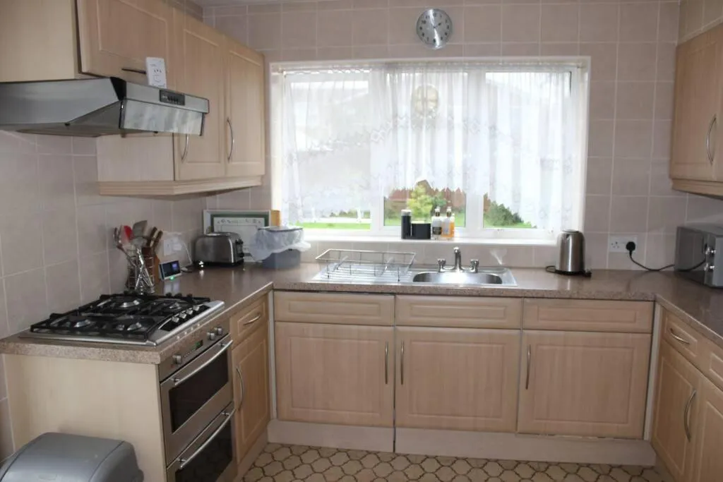 Nicely decorated 3 bedroom house near Heathrow, London