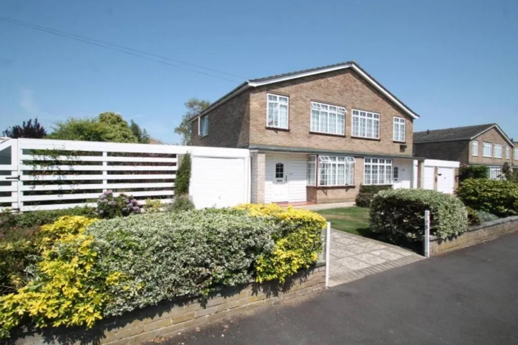 Nicely decorated 3 bedroom house near Heathrow, London