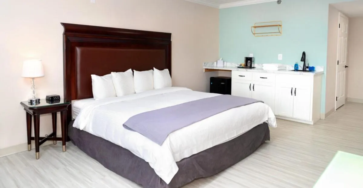 Bed in Bella Vista Hotel & Suites