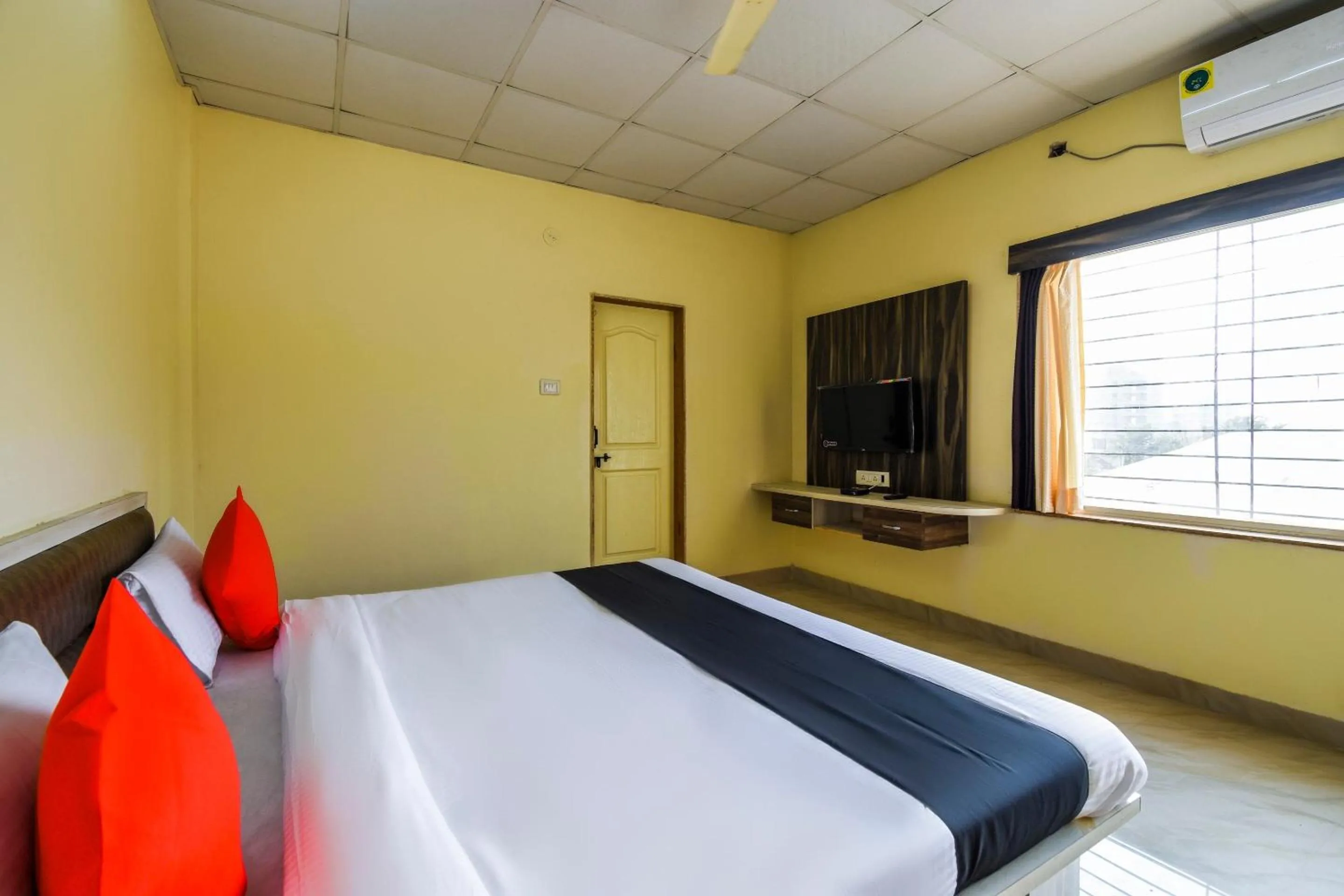 Lobby or reception, Bed in Hotel O by OYO Dwarka Lodge