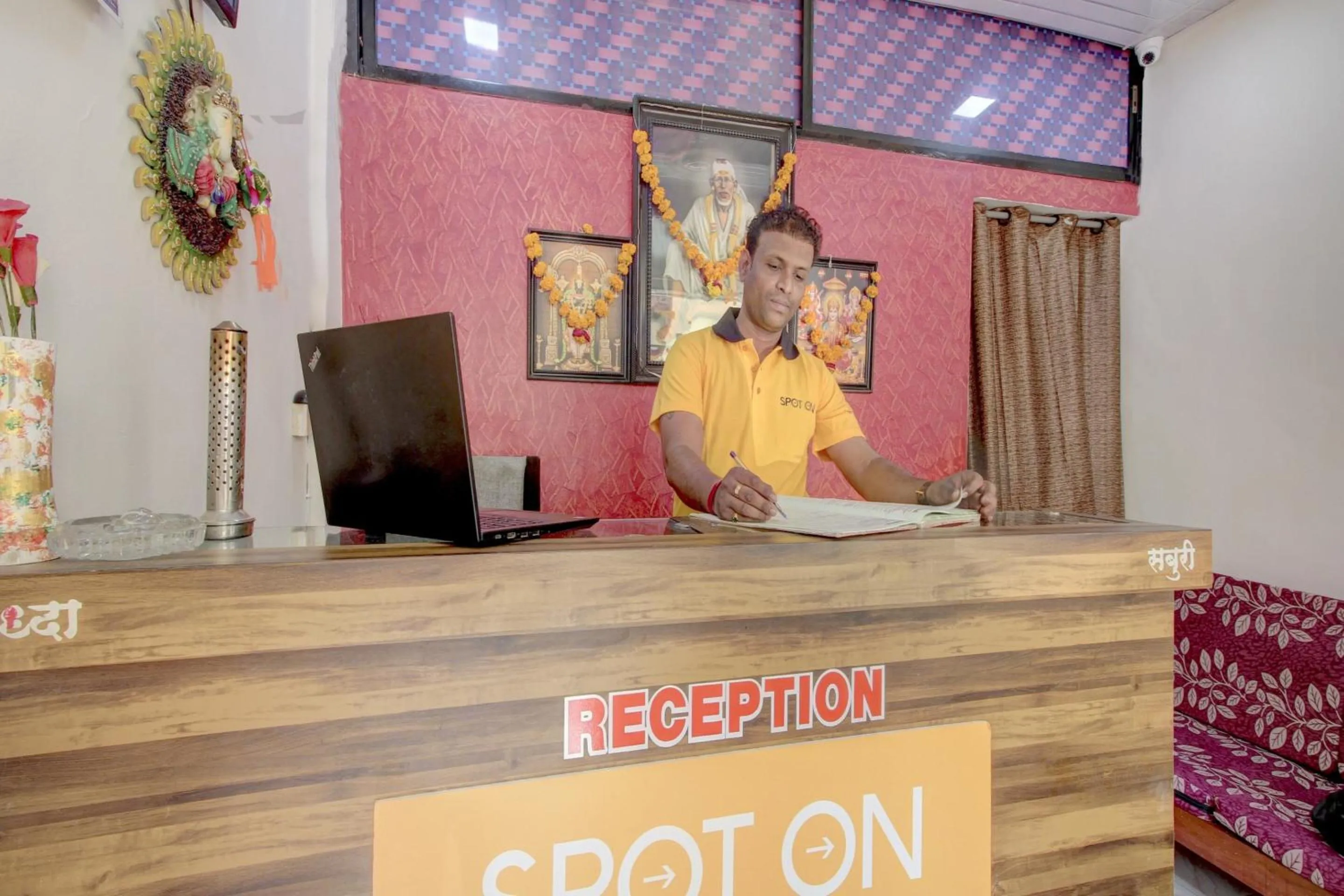 Lobby or reception in SPOT ON 63695 Hotel Sai Muskaan