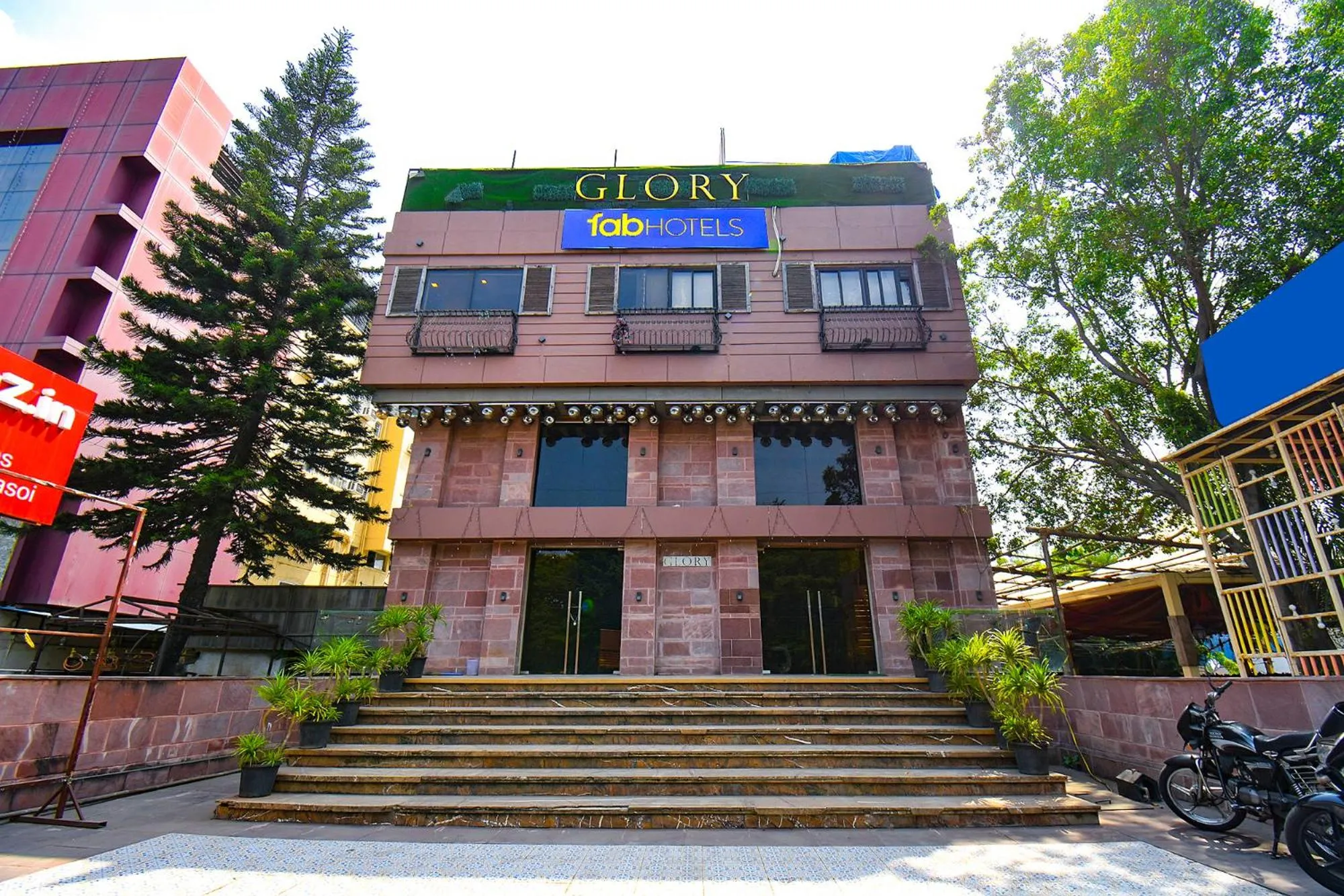 Facade/entrance in FabExpress Glory - Nr SkyWalk Bridge