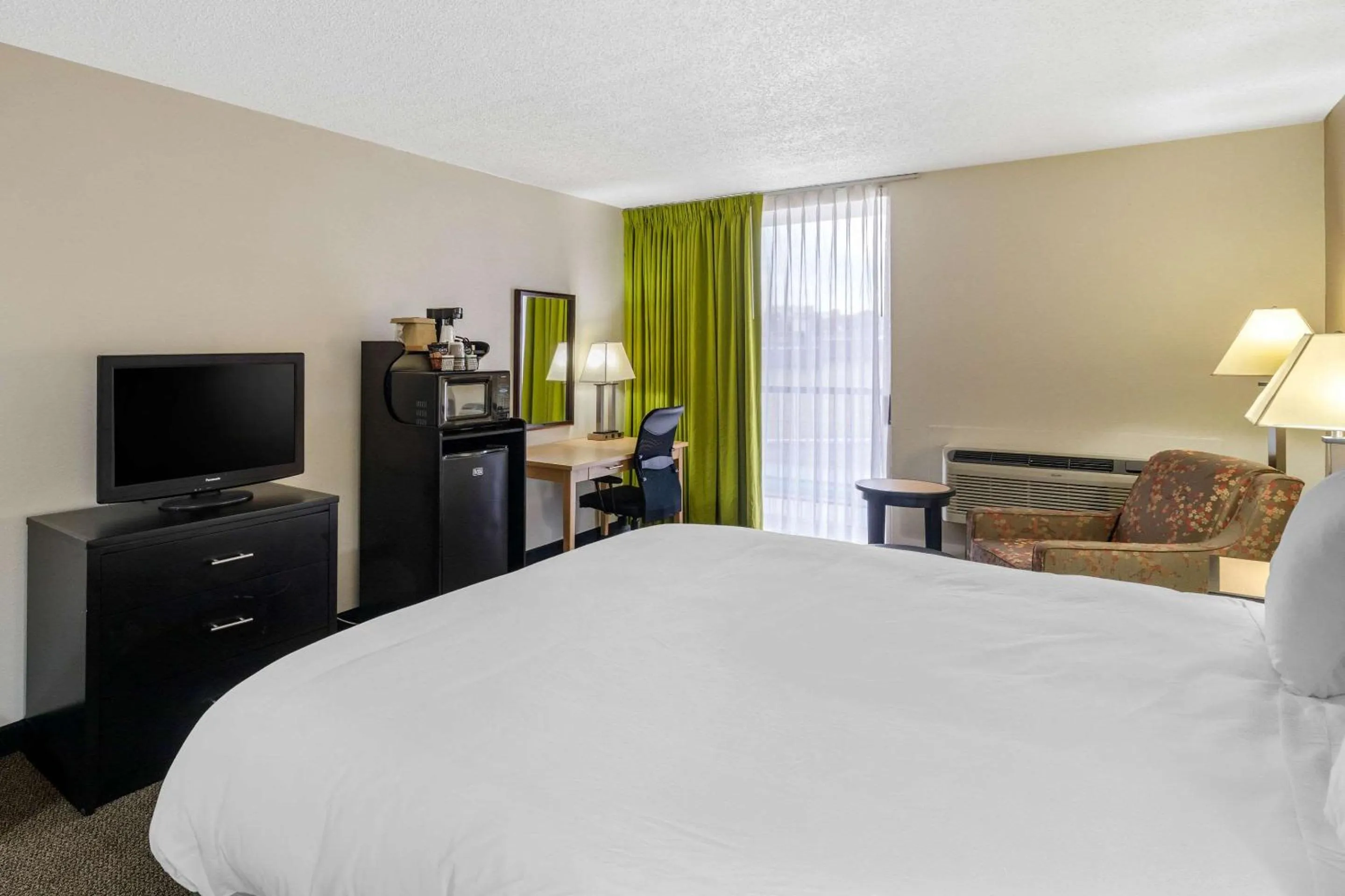 Photo of the whole room in Quality Inn Tyler - Lindale