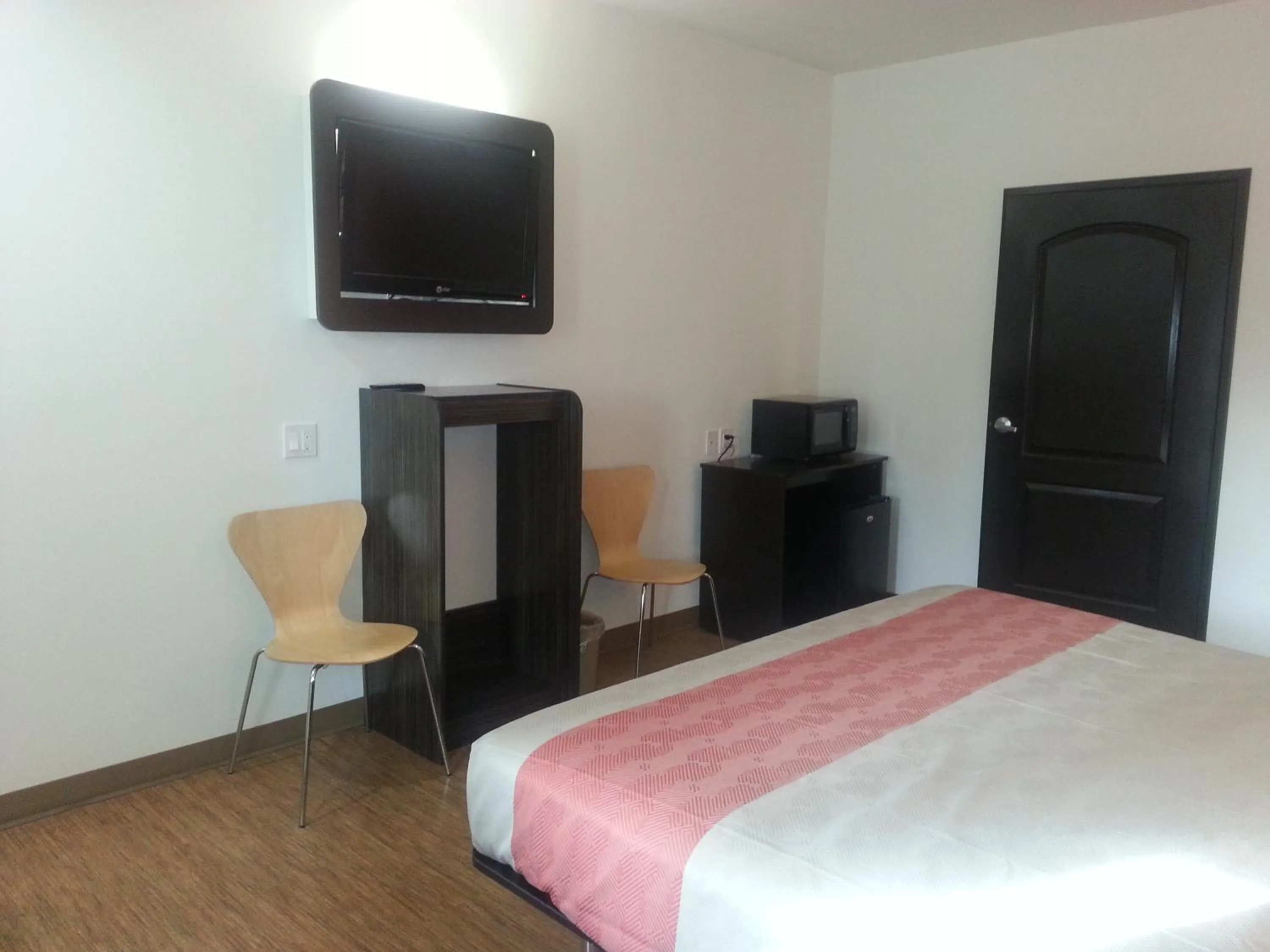 Photo of the whole room, Bed in Motel 6 Bell Gardens, CA - Los Angeles