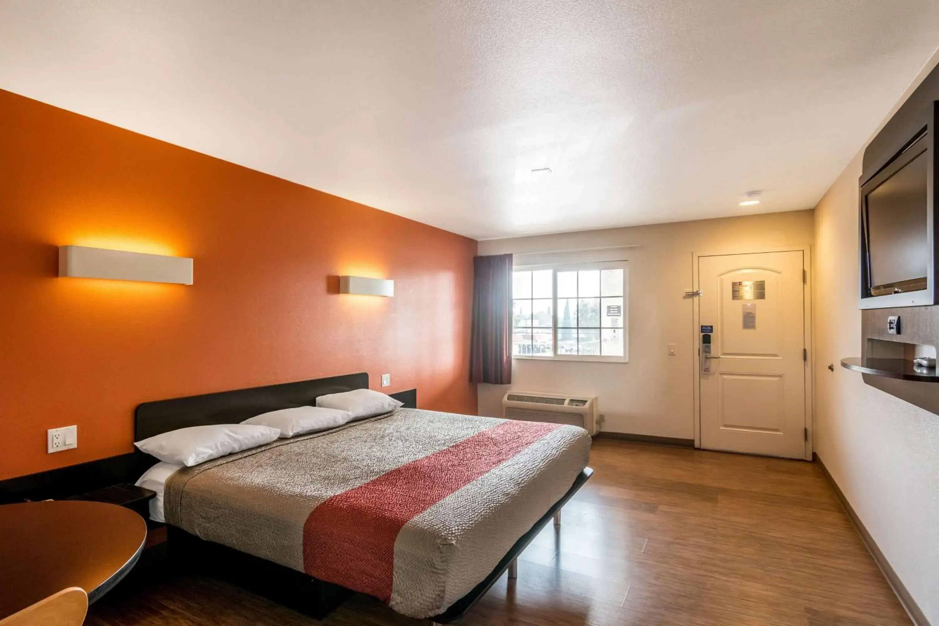 Deluxe King Room - Non-Smoking in Motel 6 Bell Gardens, CA - Los Angeles Deluxe King Room - Non-Smoking in Motel 6 Bell Gardens, CA - Los Angeles