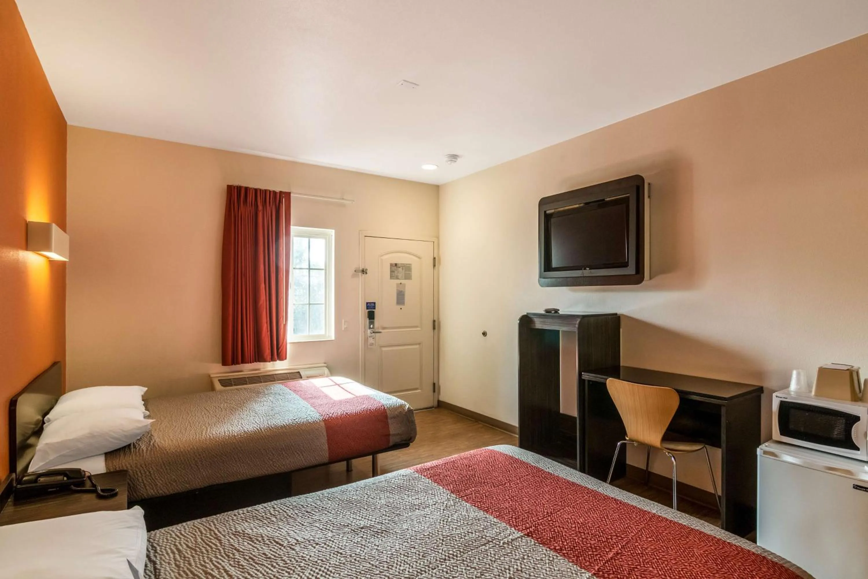 TV and multimedia, Bed in Motel 6 Bell Gardens, CA - Los Angeles