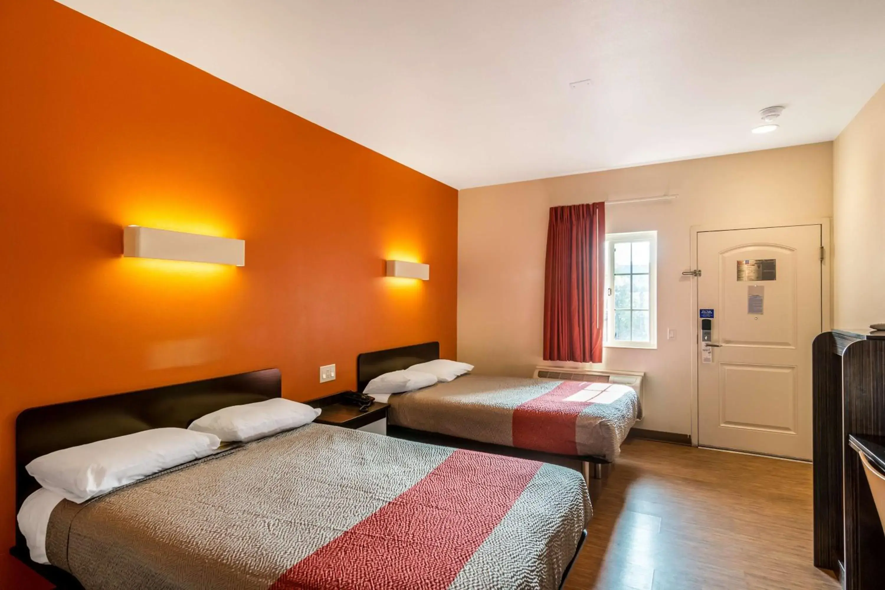 Queen Room with Two Queen Beds - Non-Smoking in Motel 6 Bell Gardens, CA - Los Angeles Queen Room with Two Queen Beds - Non-Smoking in Motel 6 Bell Gardens, CA - Los Angeles