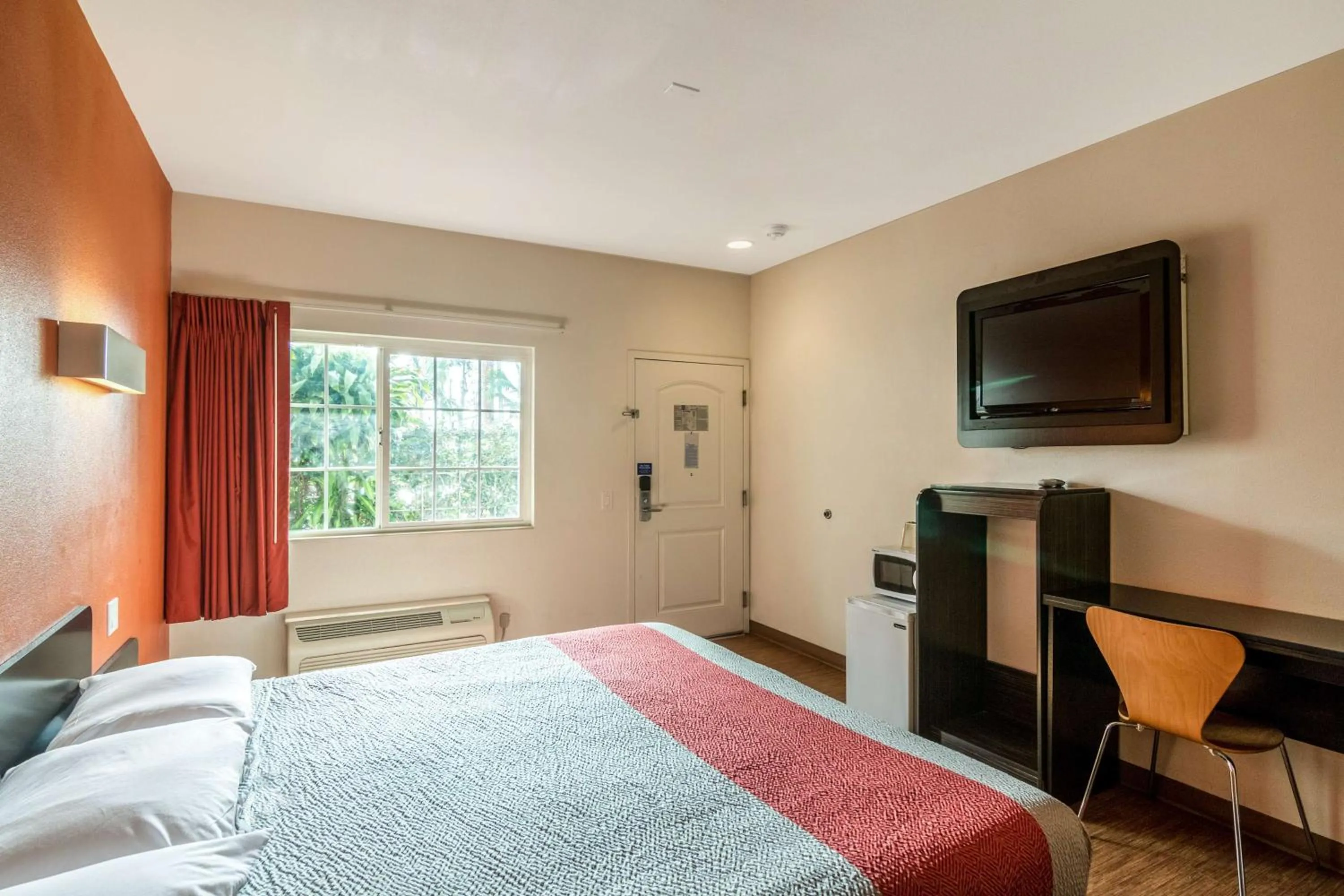 TV and multimedia, Bed in Motel 6 Bell Gardens, CA - Los Angeles