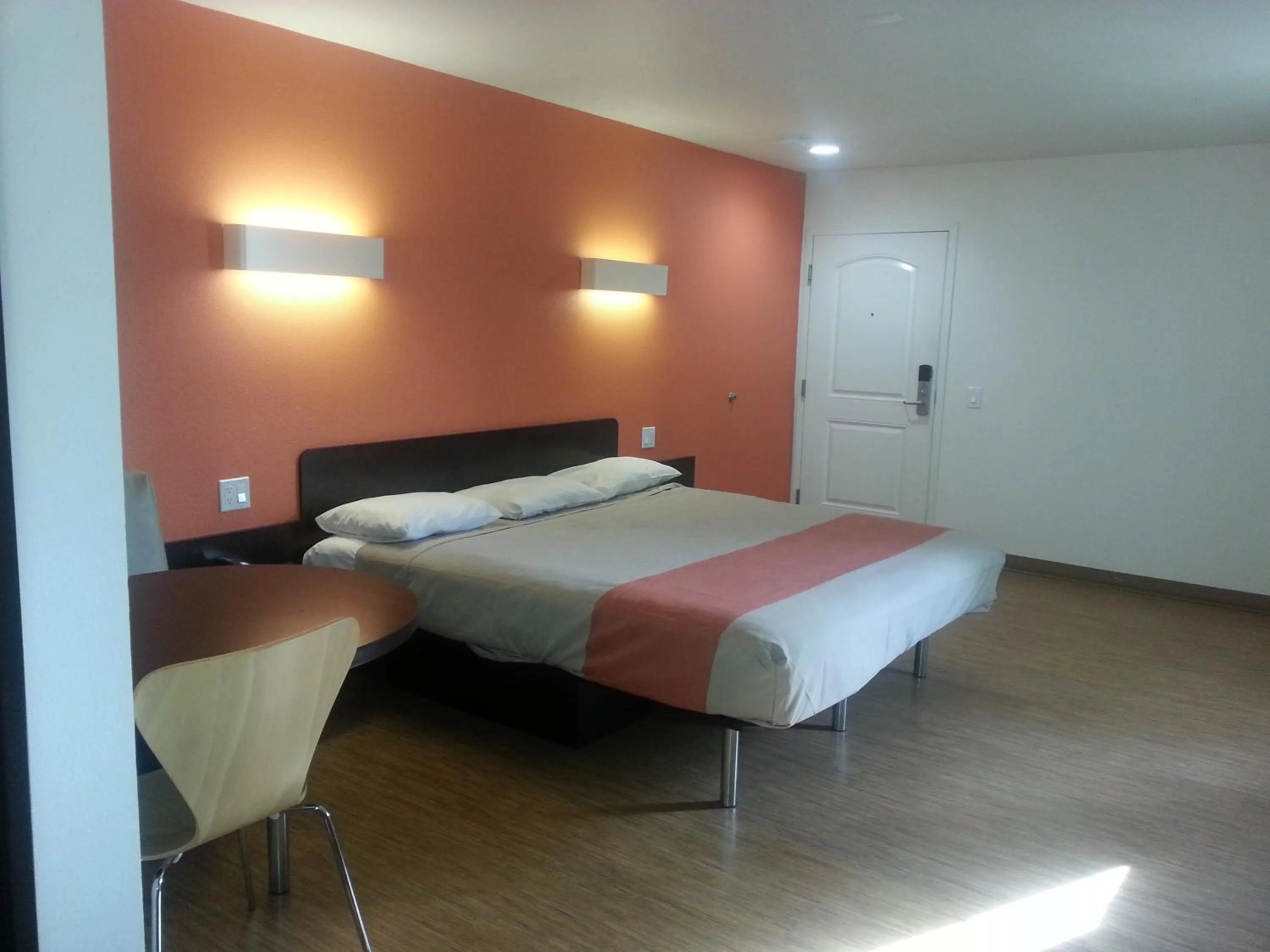Photo of the whole room, Bed in Motel 6 Bell Gardens, CA - Los Angeles