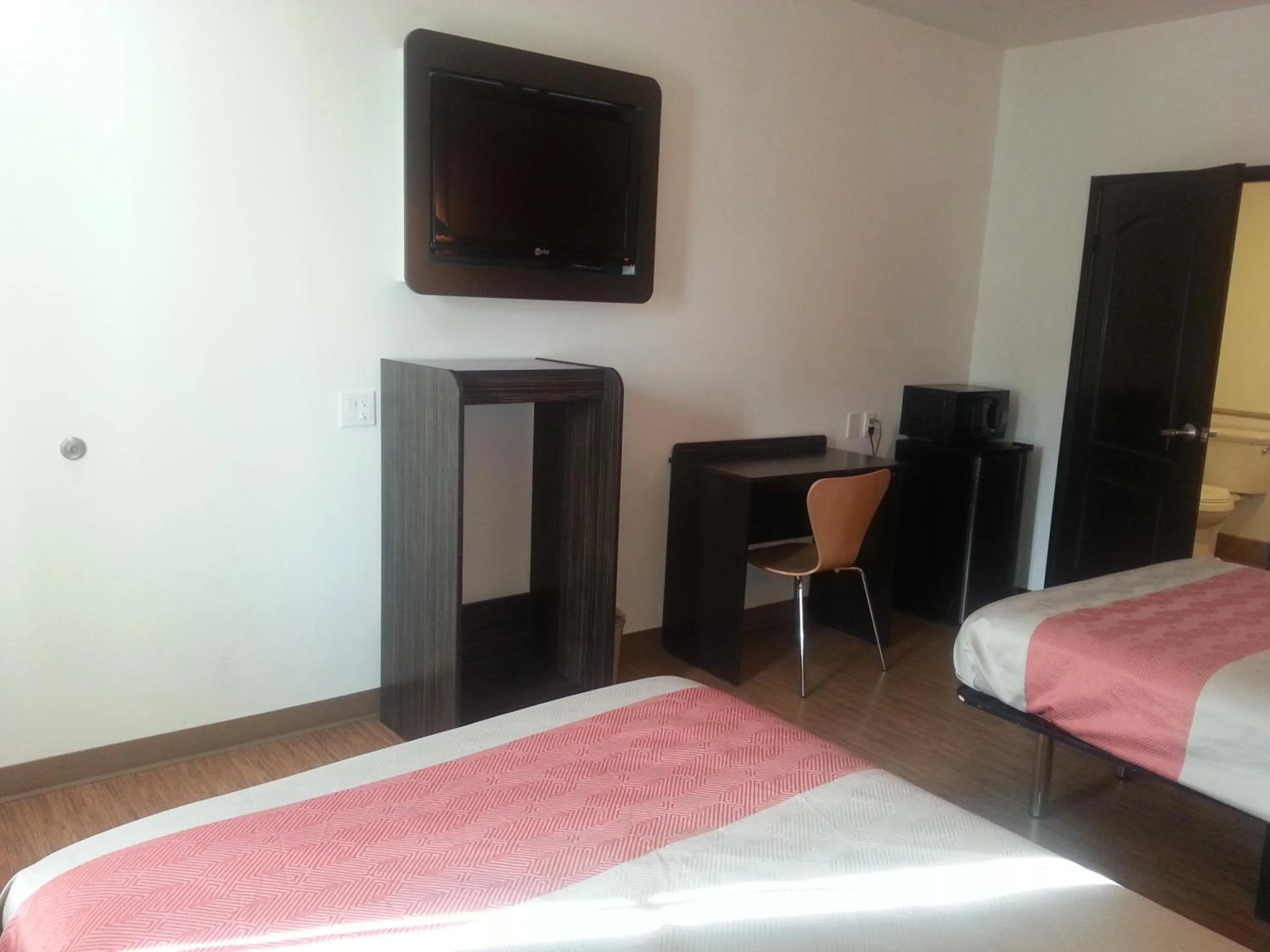 TV and multimedia, Bed in Motel 6 Bell Gardens, CA - Los Angeles