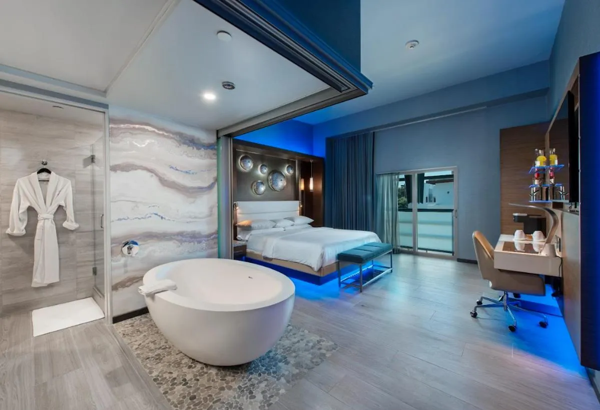 Bath, Bed in Shade Hotel Manhattan Beach