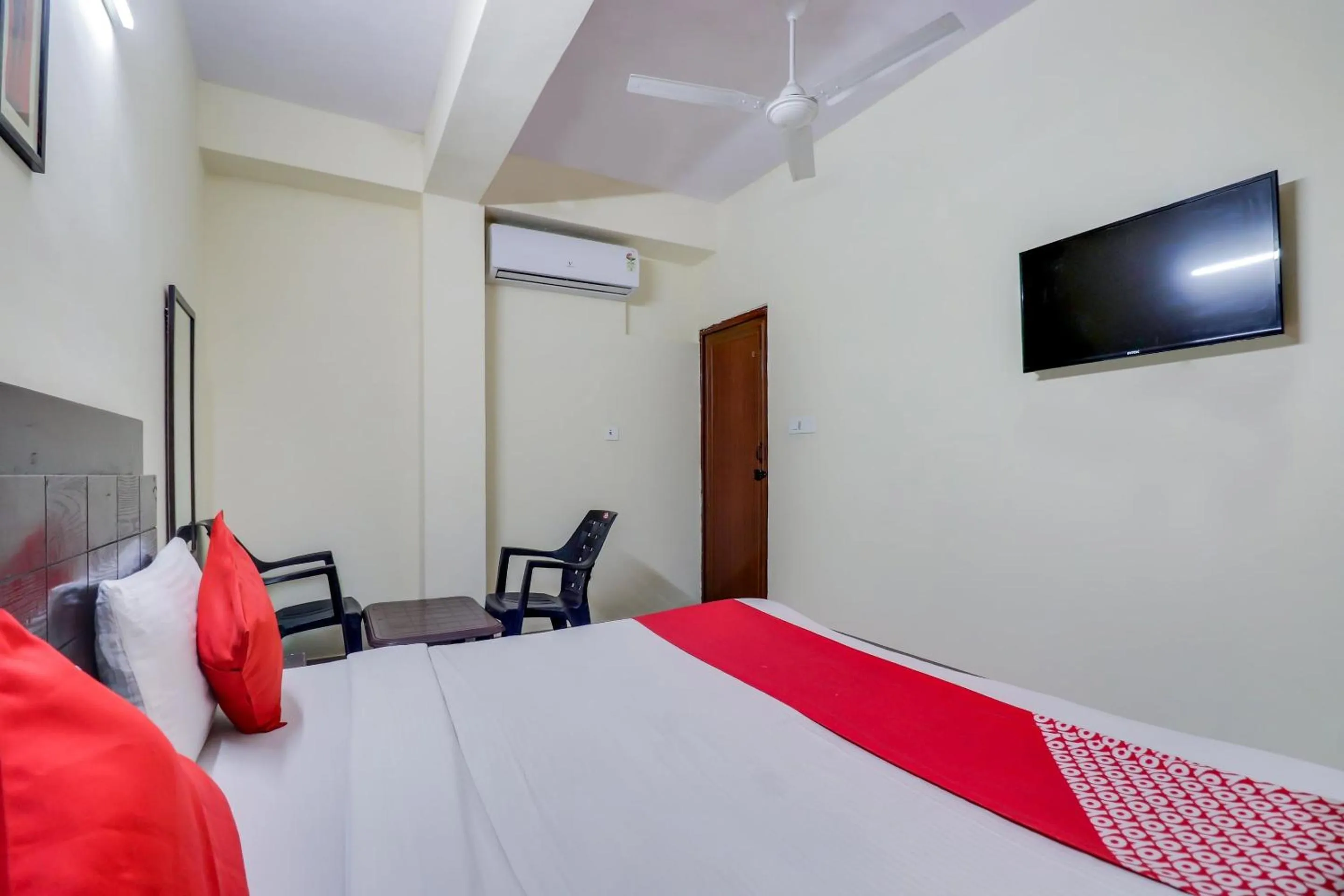 Bedroom, Bed in Hotel O Red Rose Residency