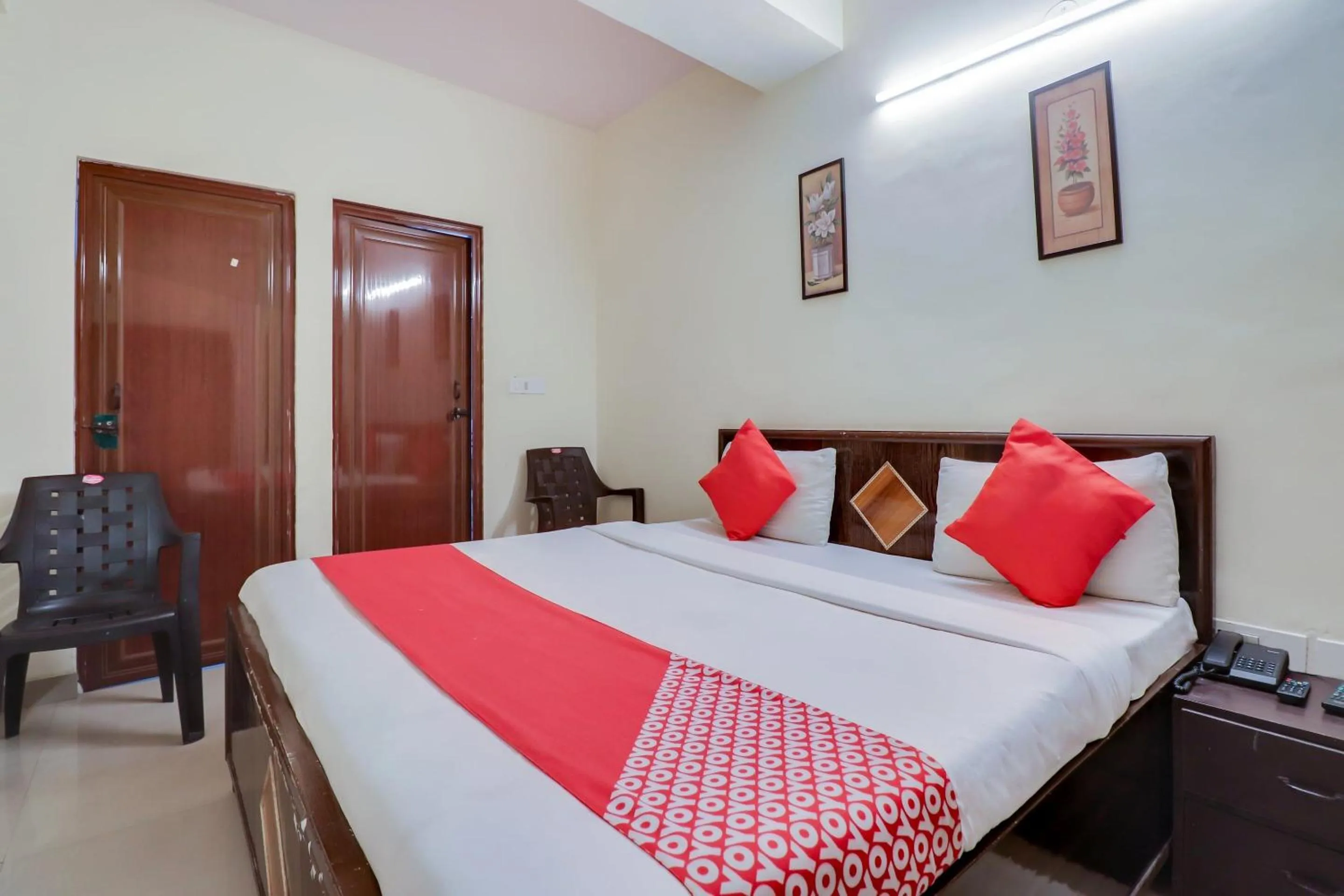 Bedroom, Bed in Hotel O Red Rose Residency