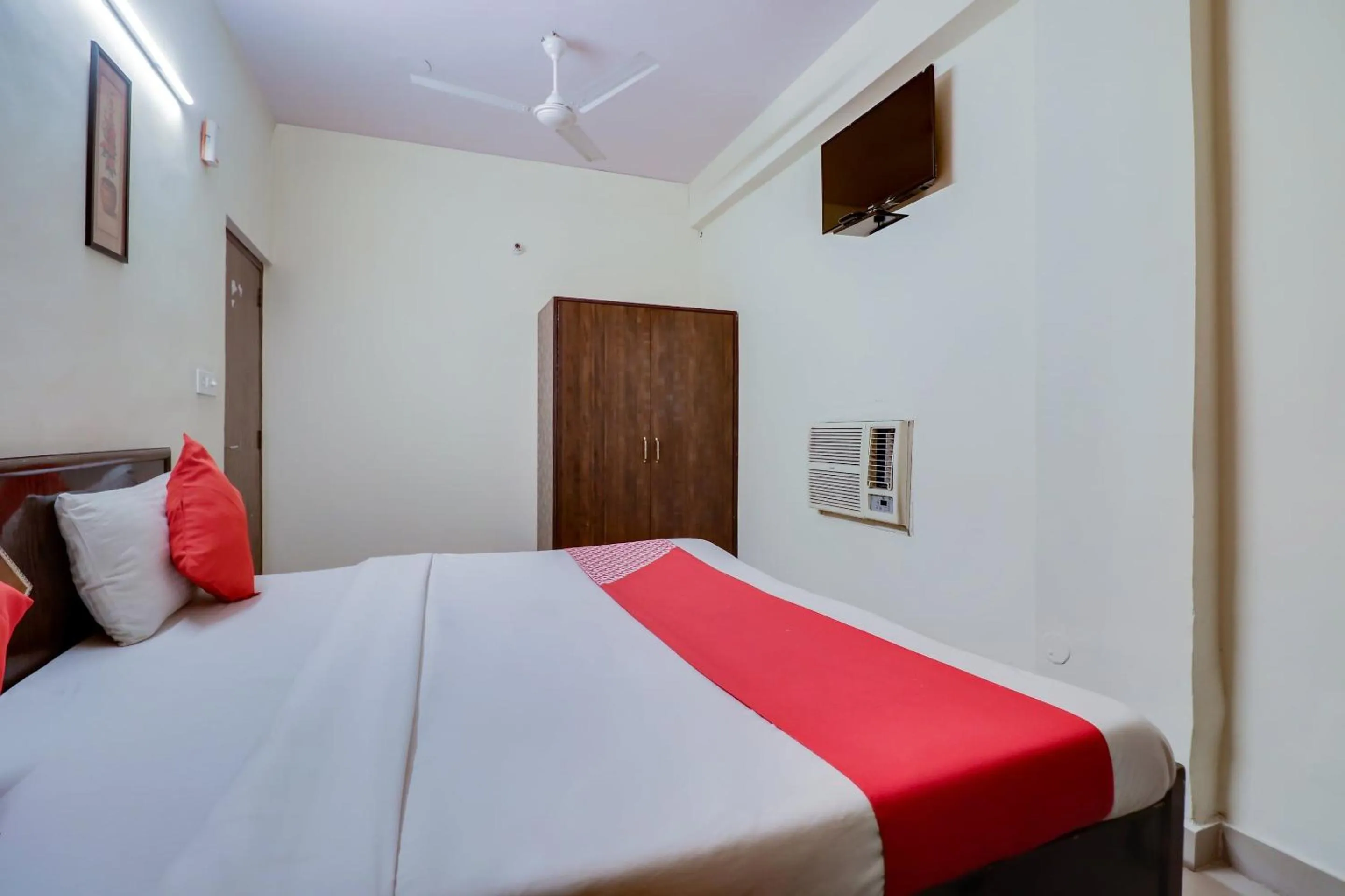 Bedroom, Bed in Hotel O Red Rose Residency