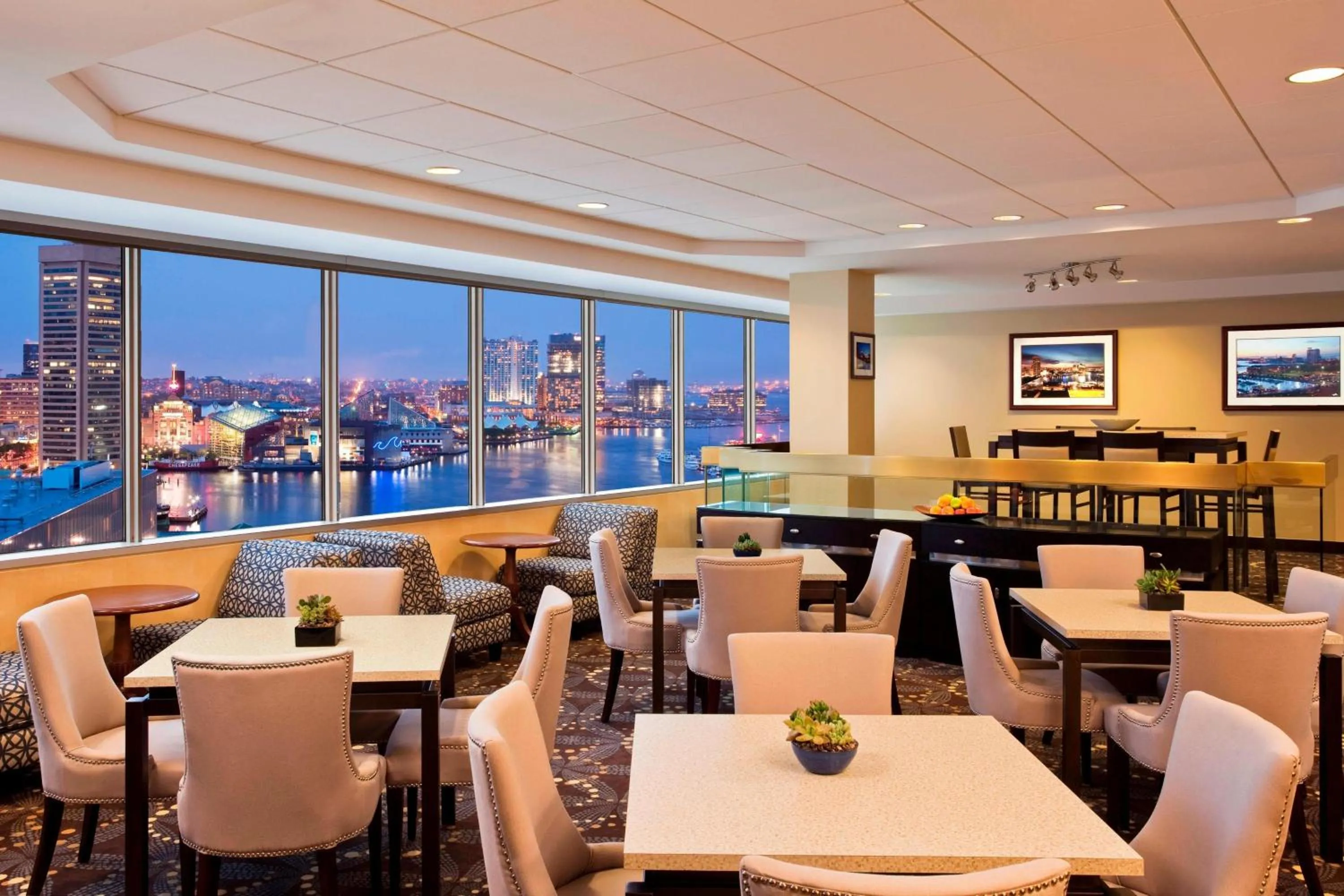 Lounge or bar in Sheraton Inner Harbor Hotel