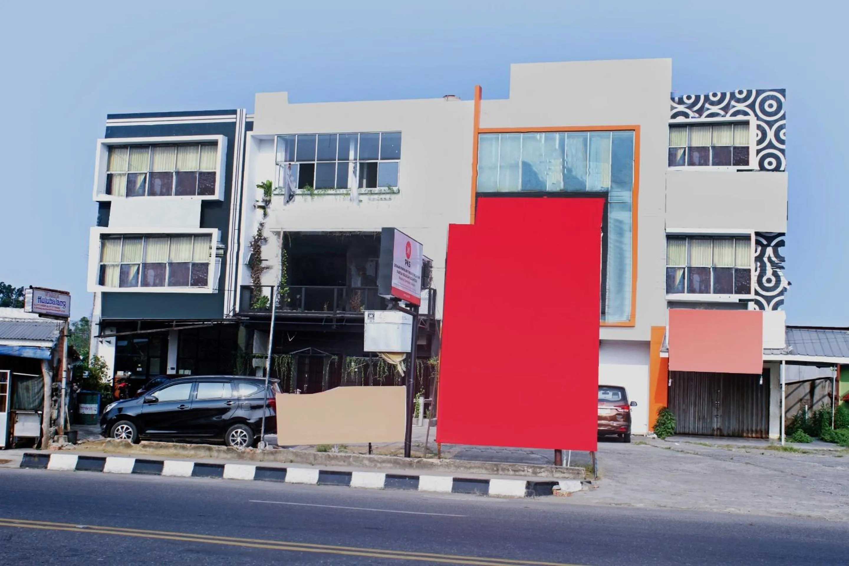 Facade/entrance in Hotel O Wisma Hulubalang