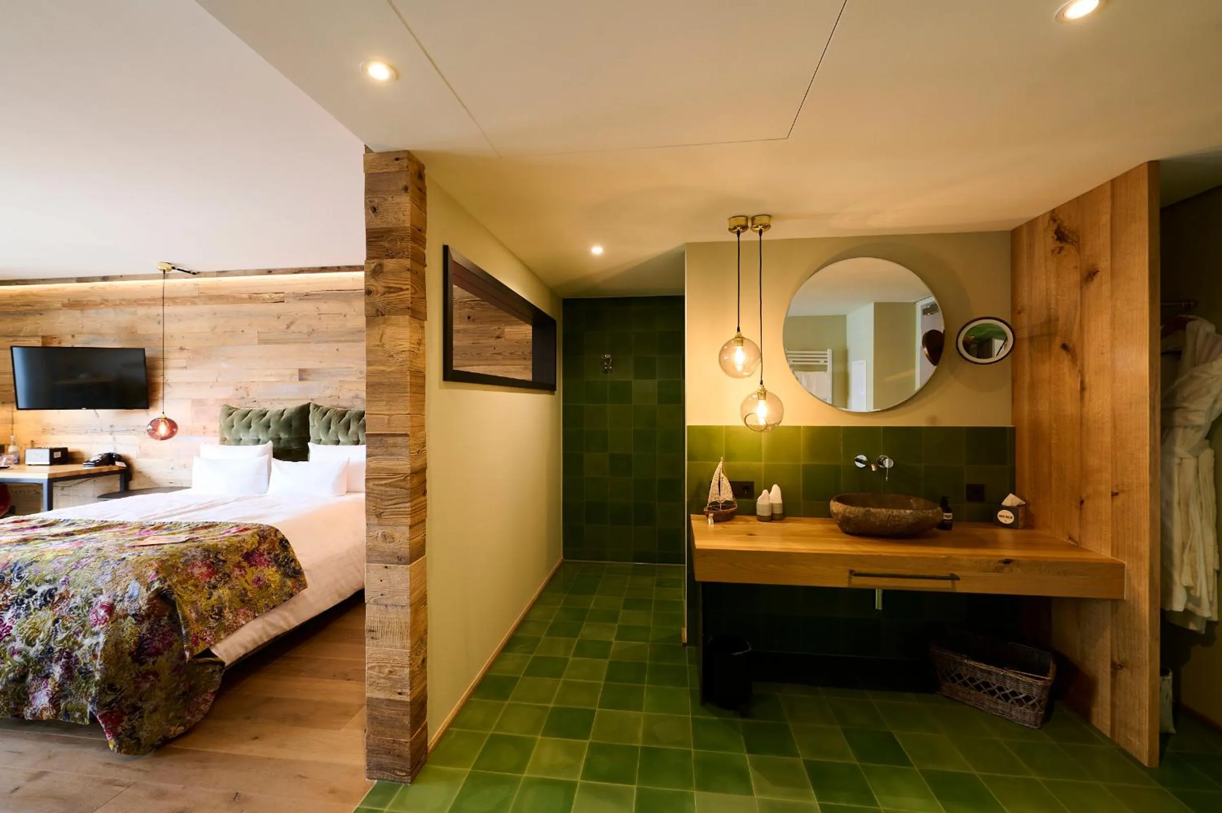 Bathroom, Bed in PAPA RHEIN - Hotel & Spa