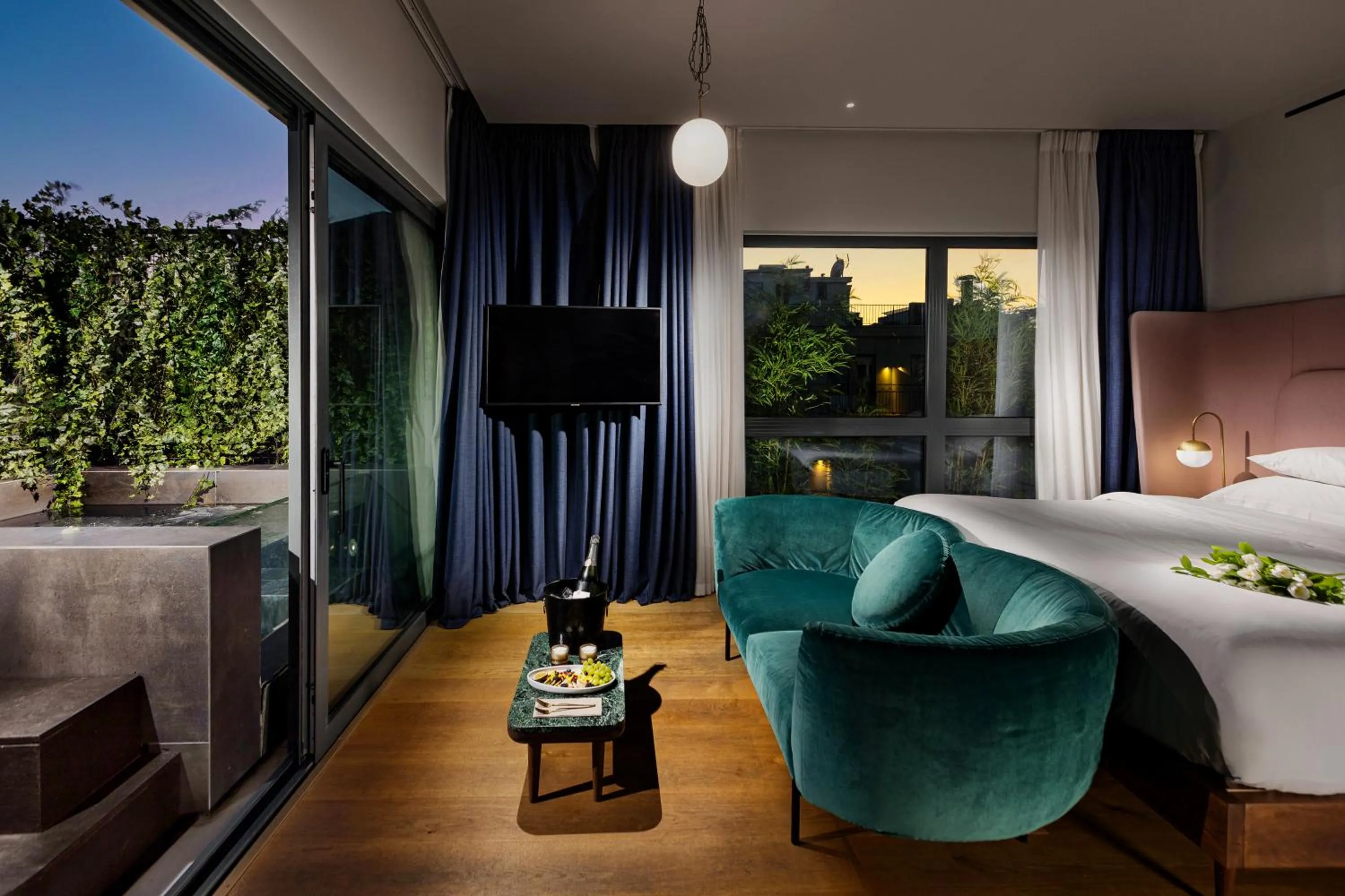 Bed in Gatsby Athens