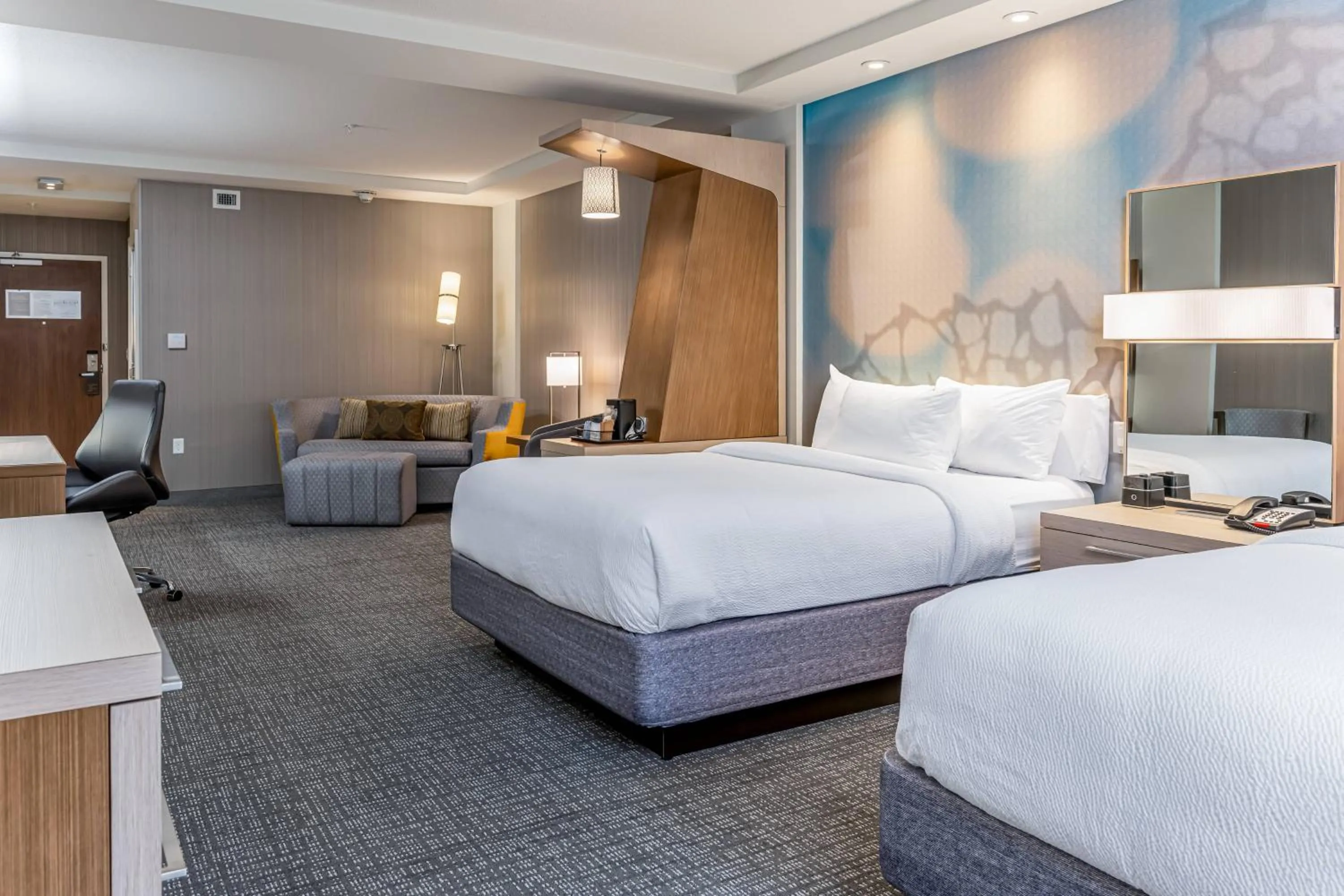 Photo of the whole room, Bed in Courtyard Asheville Biltmore Village