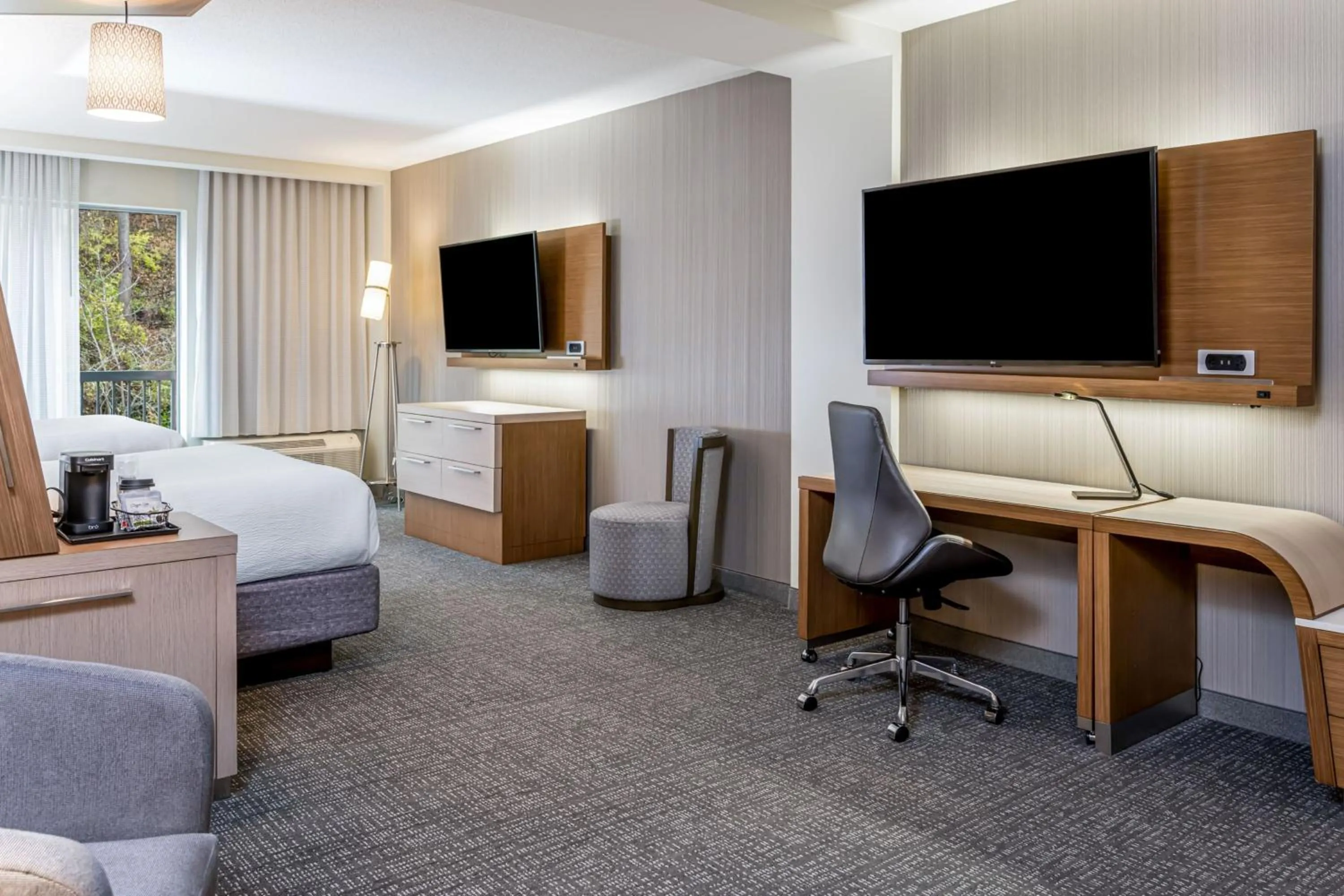 Photo of the whole room, Bed in Courtyard Asheville Biltmore Village