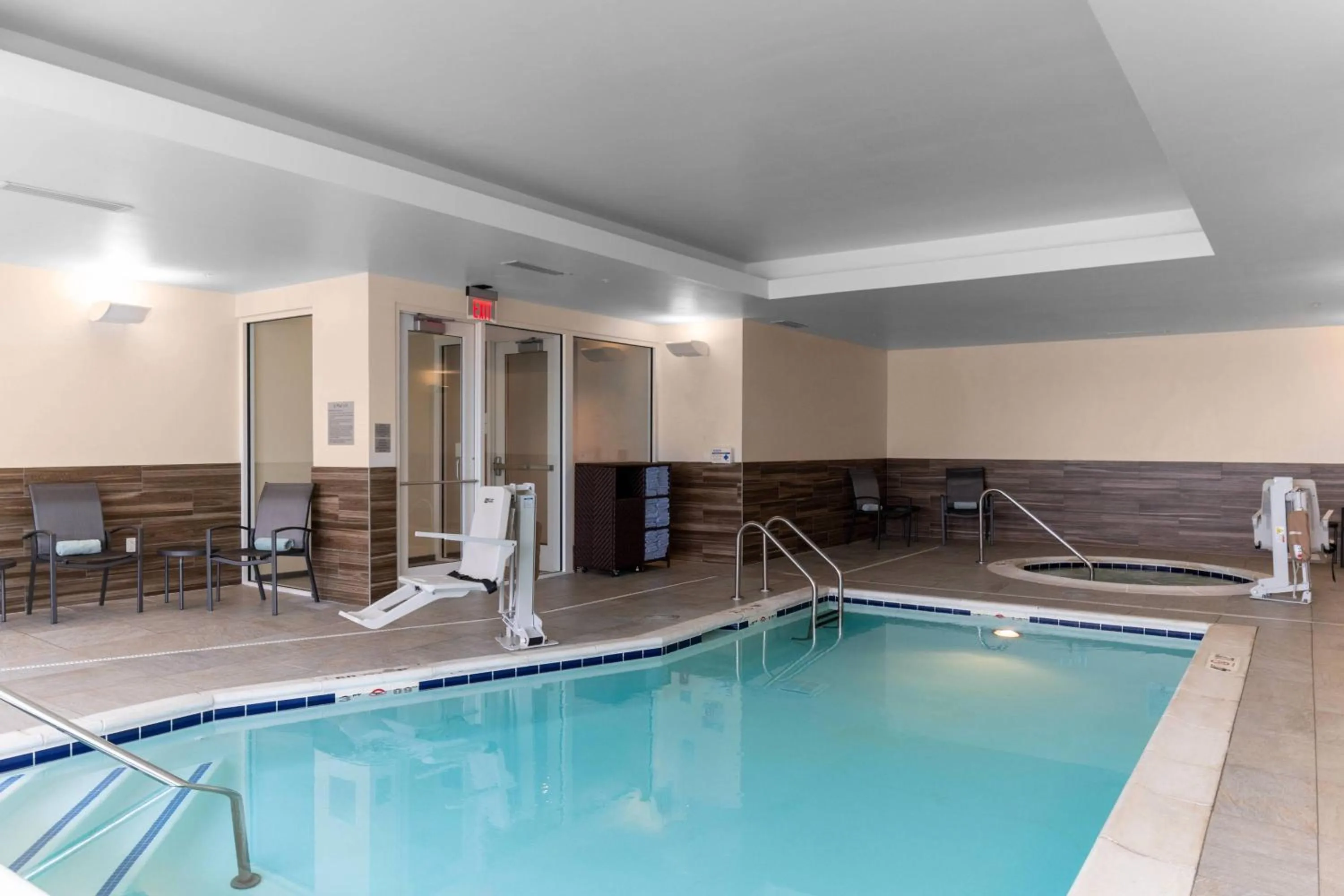 Swimming pool in Fairfield Inn & Suites Columbus New Albany