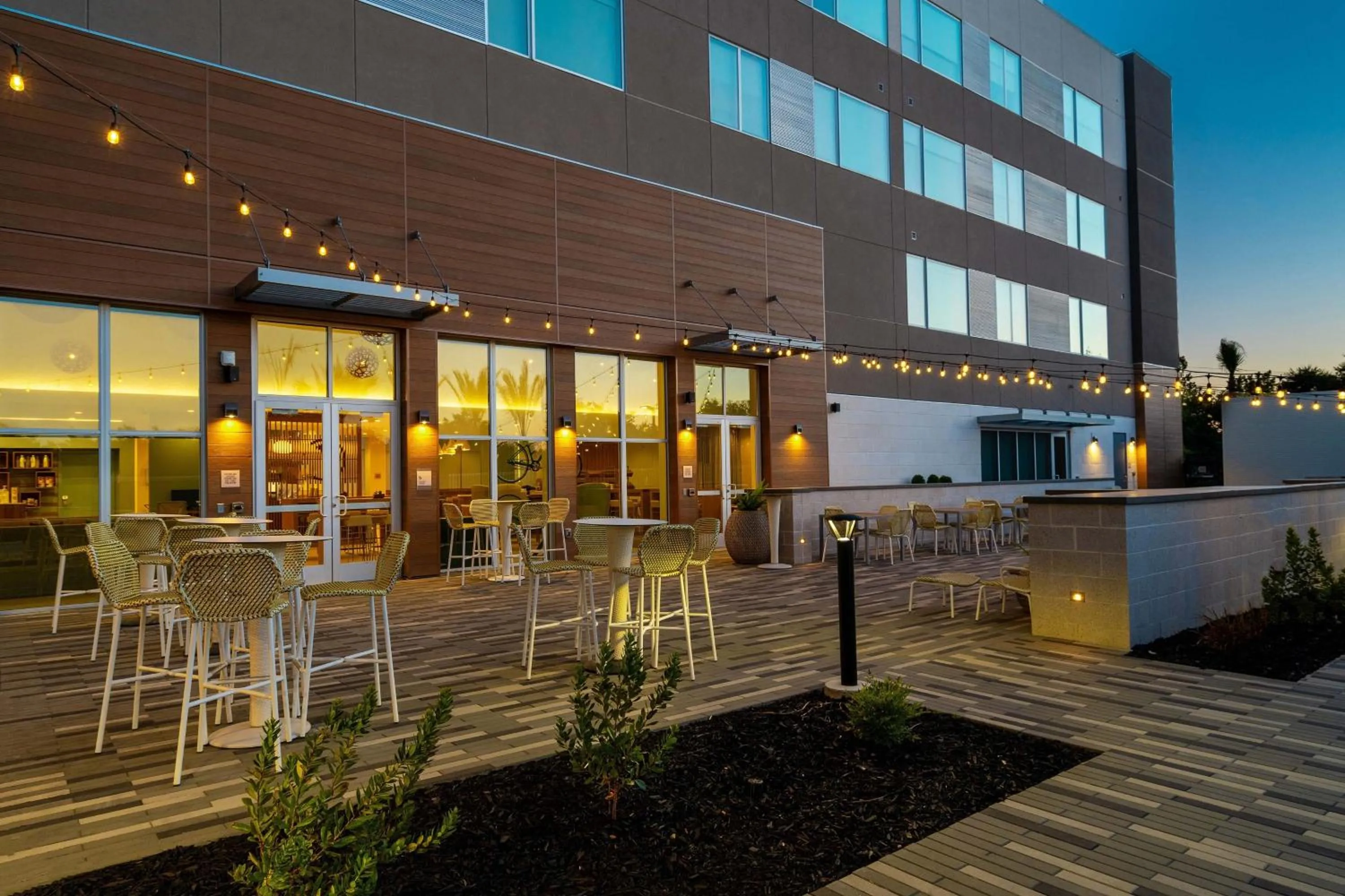 Restaurant/places to eat in Element Sacramento Airport