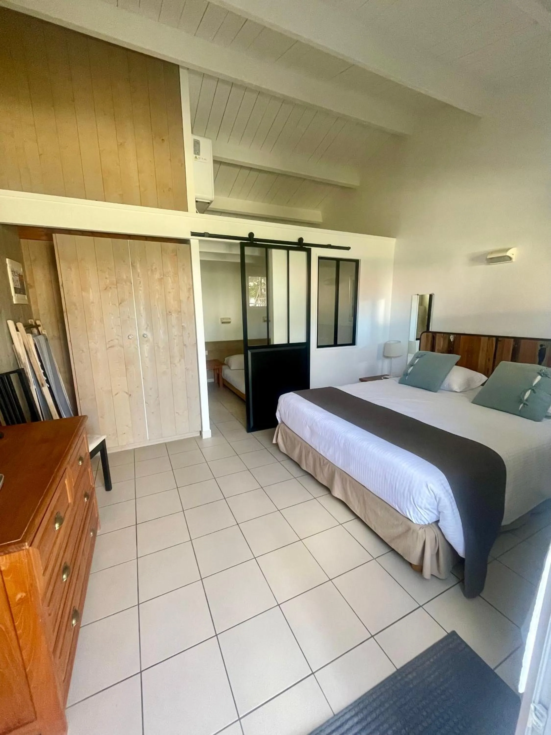 View (from property/room), Bed in La Villa - Hôtel Bien Être