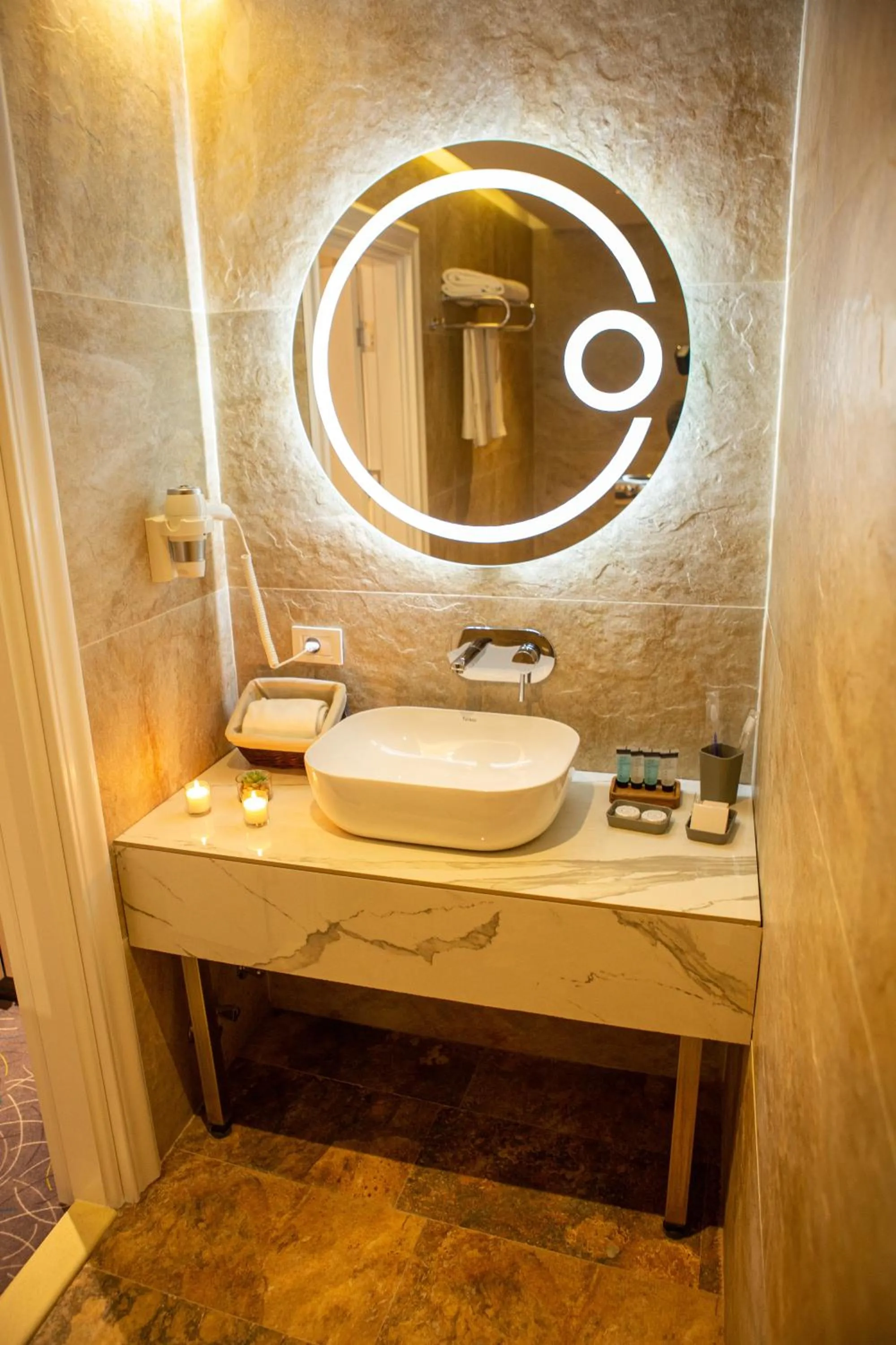 Shower in Parkway Inn Hotel & Spa