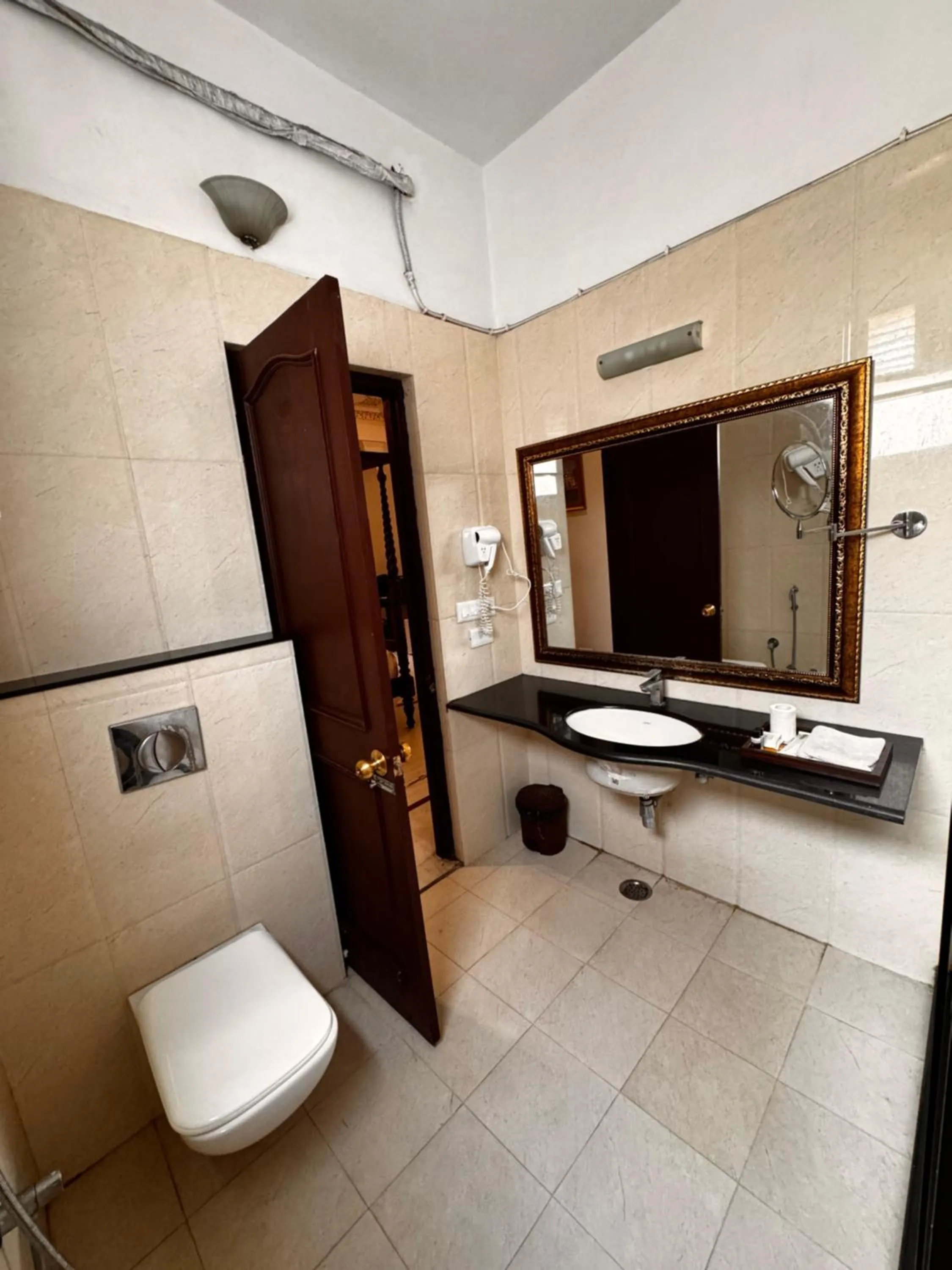 Bathroom in Hotel Boheda Palace - 1KM away from Lake Pichola