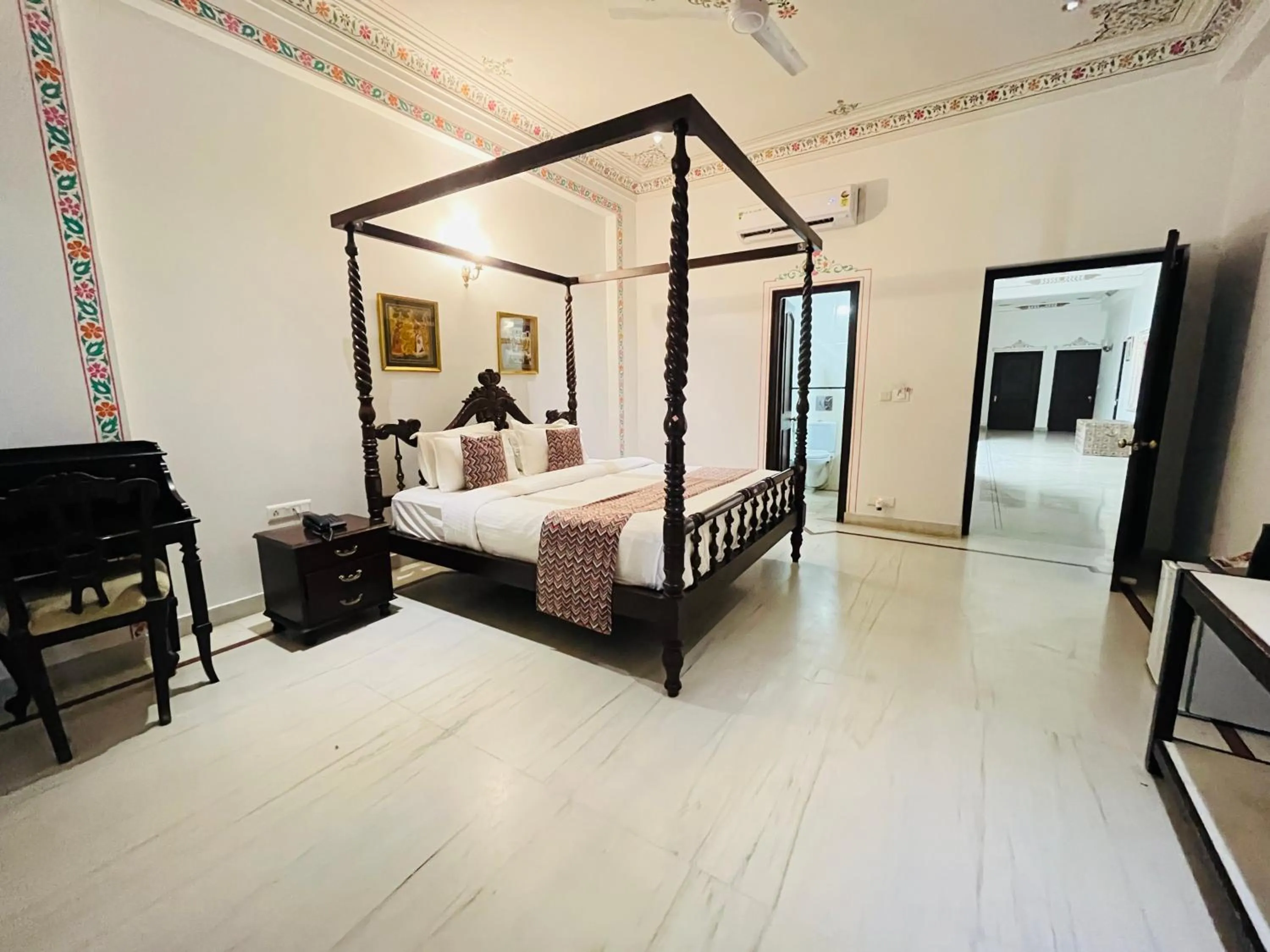 Presidential Suite in Hotel Boheda Palace - 1KM away from Lake Pichola