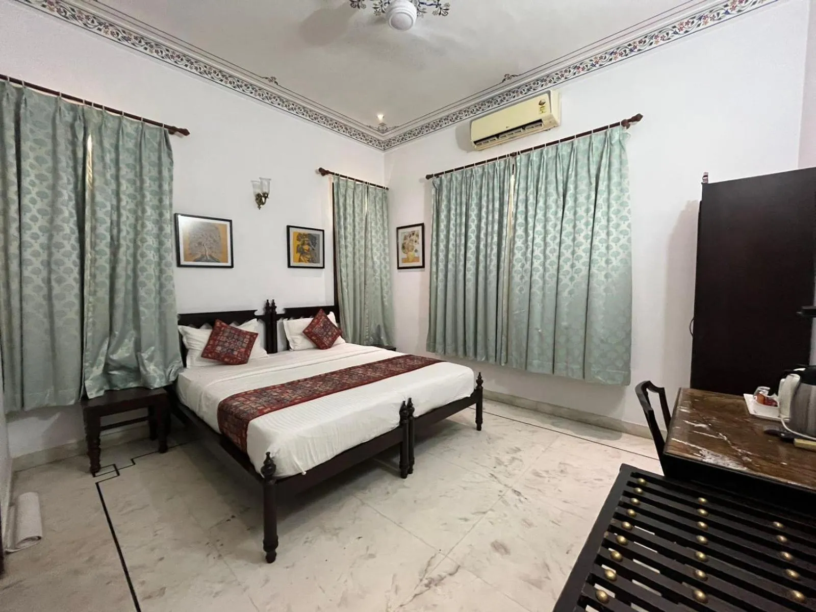 Deluxe King Room in Hotel Boheda Palace - 1KM away from Lake Pichola